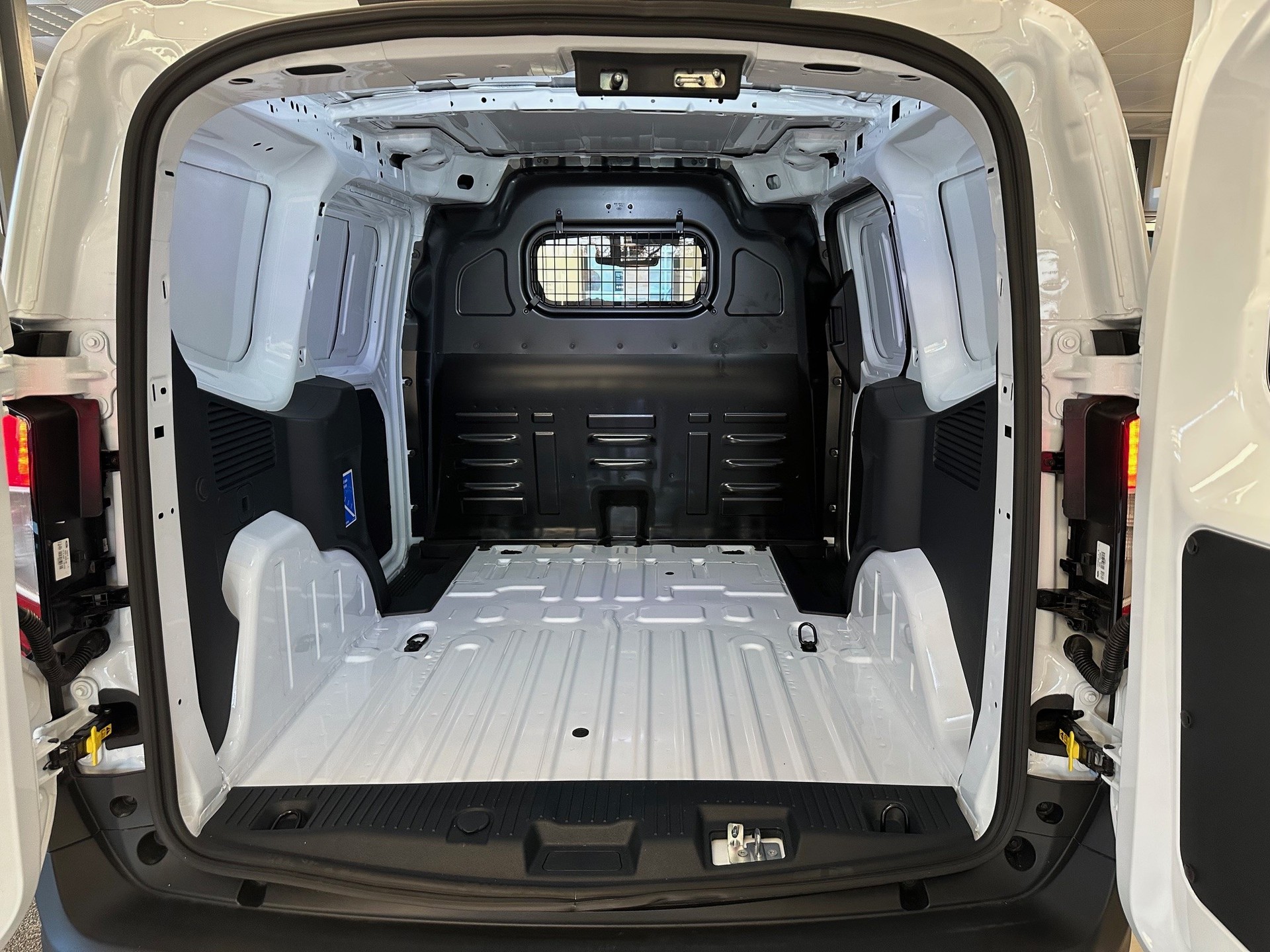 FORD E-Transit Courier Van Trend-image-6