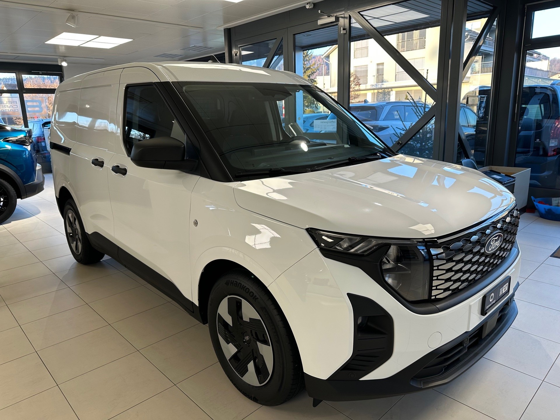 FORD E-Transit Courier Van Trend-image-2
