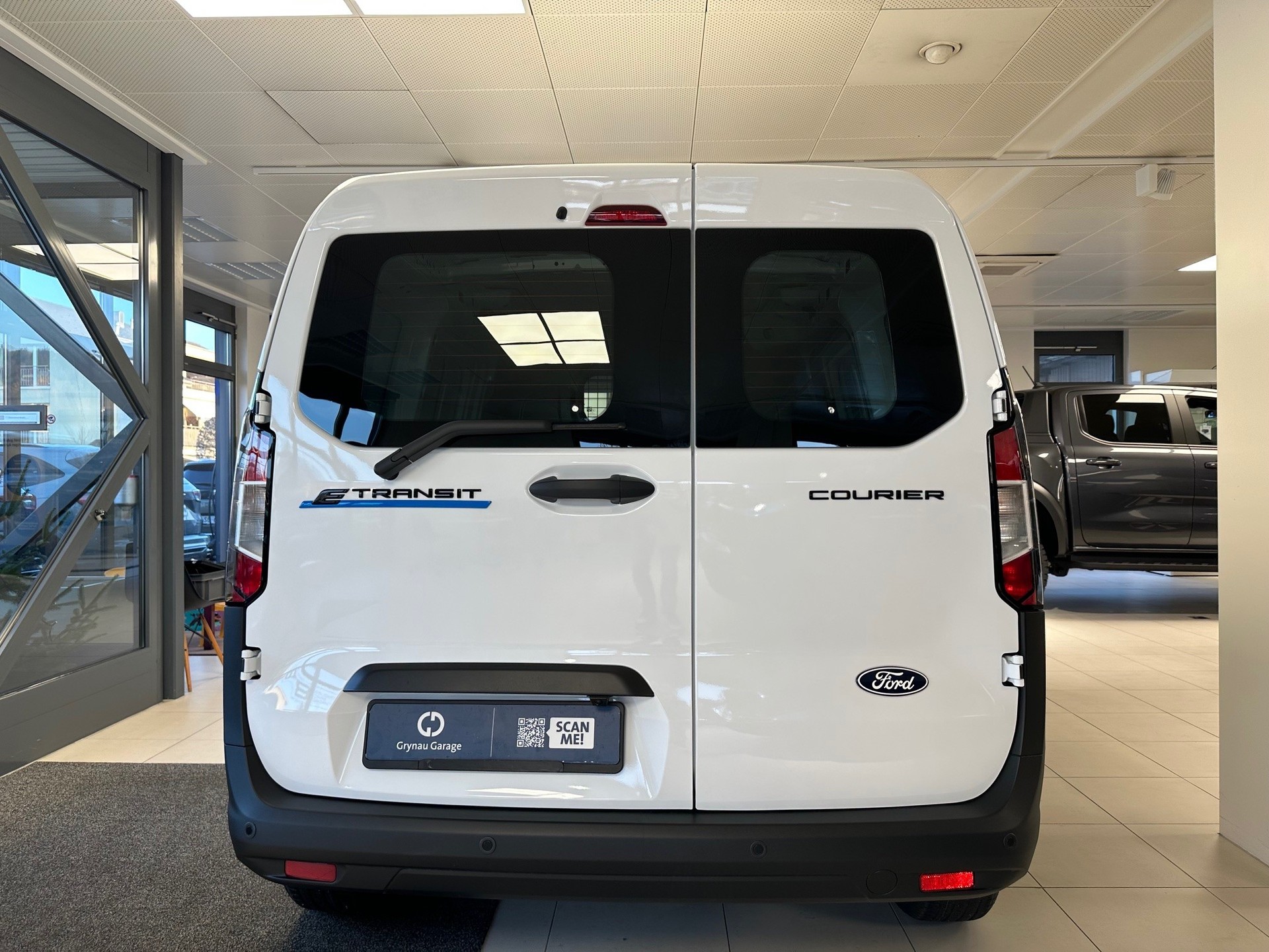 FORD E-Transit Courier Van Trend-image-5