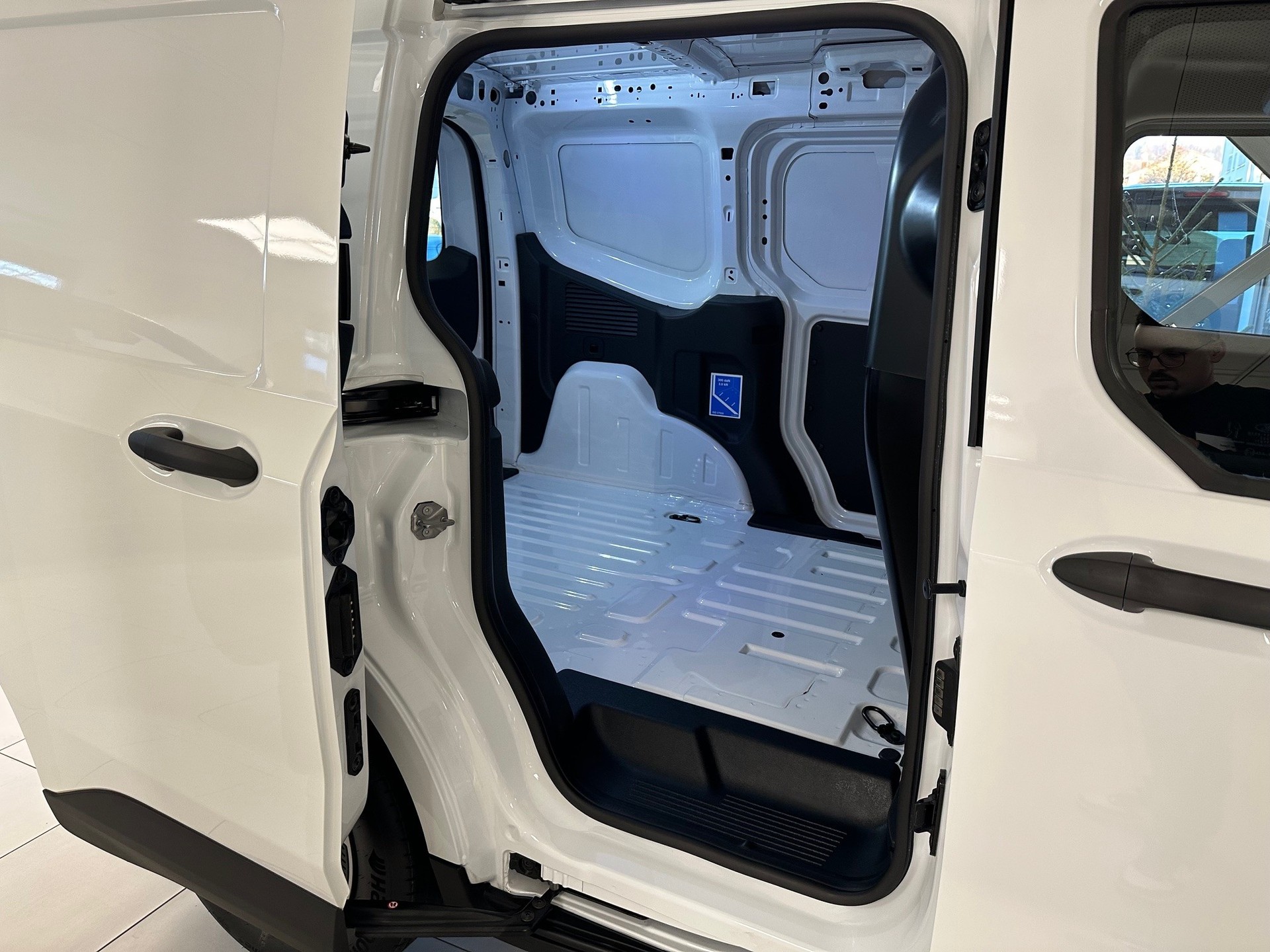 FORD E-Transit Courier Van Trend-image-4