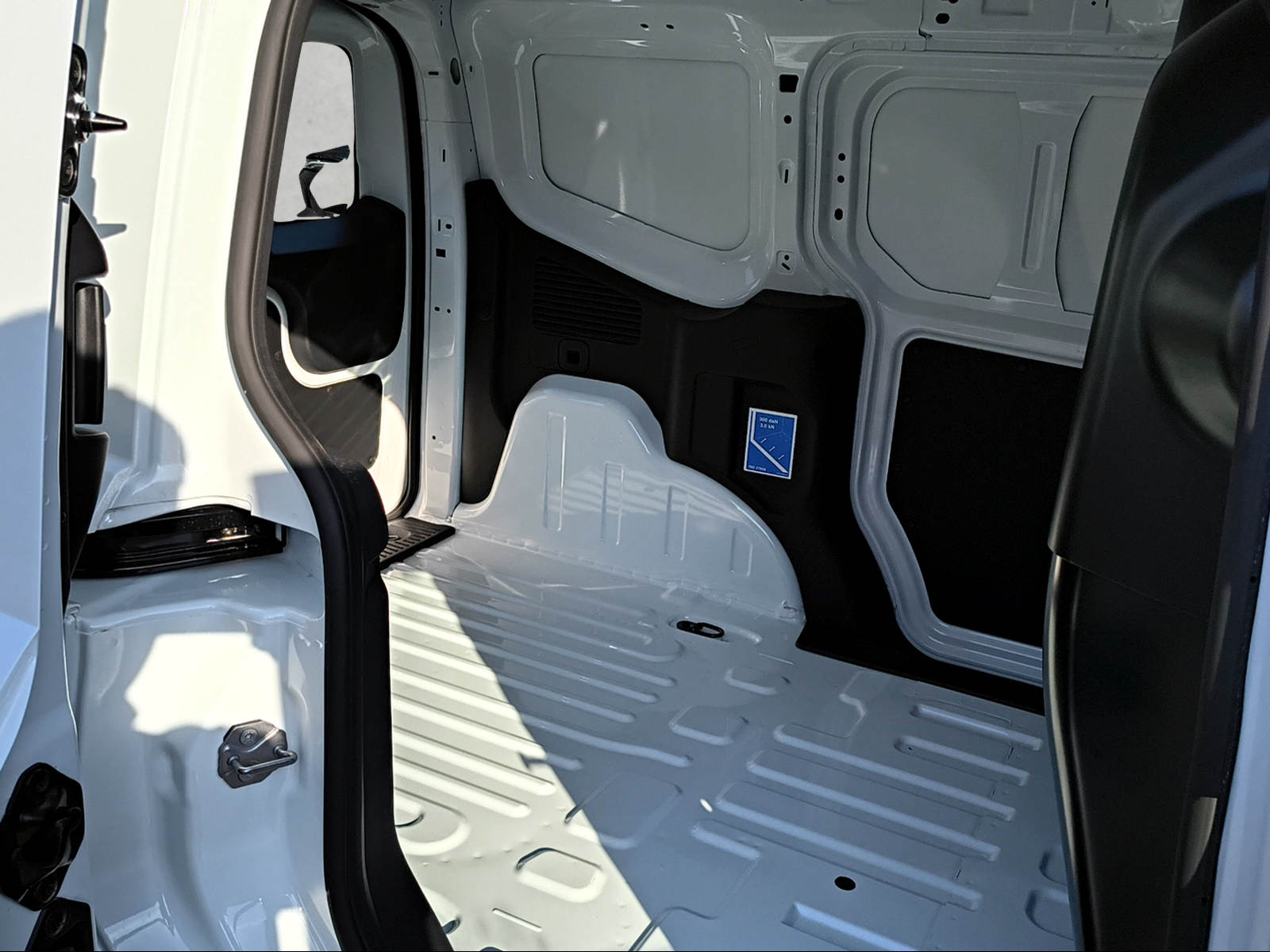 FORD E-Transit Courier Van Trend-image-9