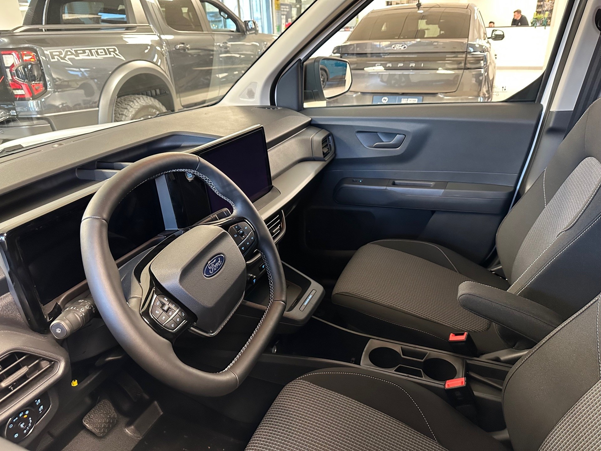 FORD E-Transit Courier Van Trend-image-9