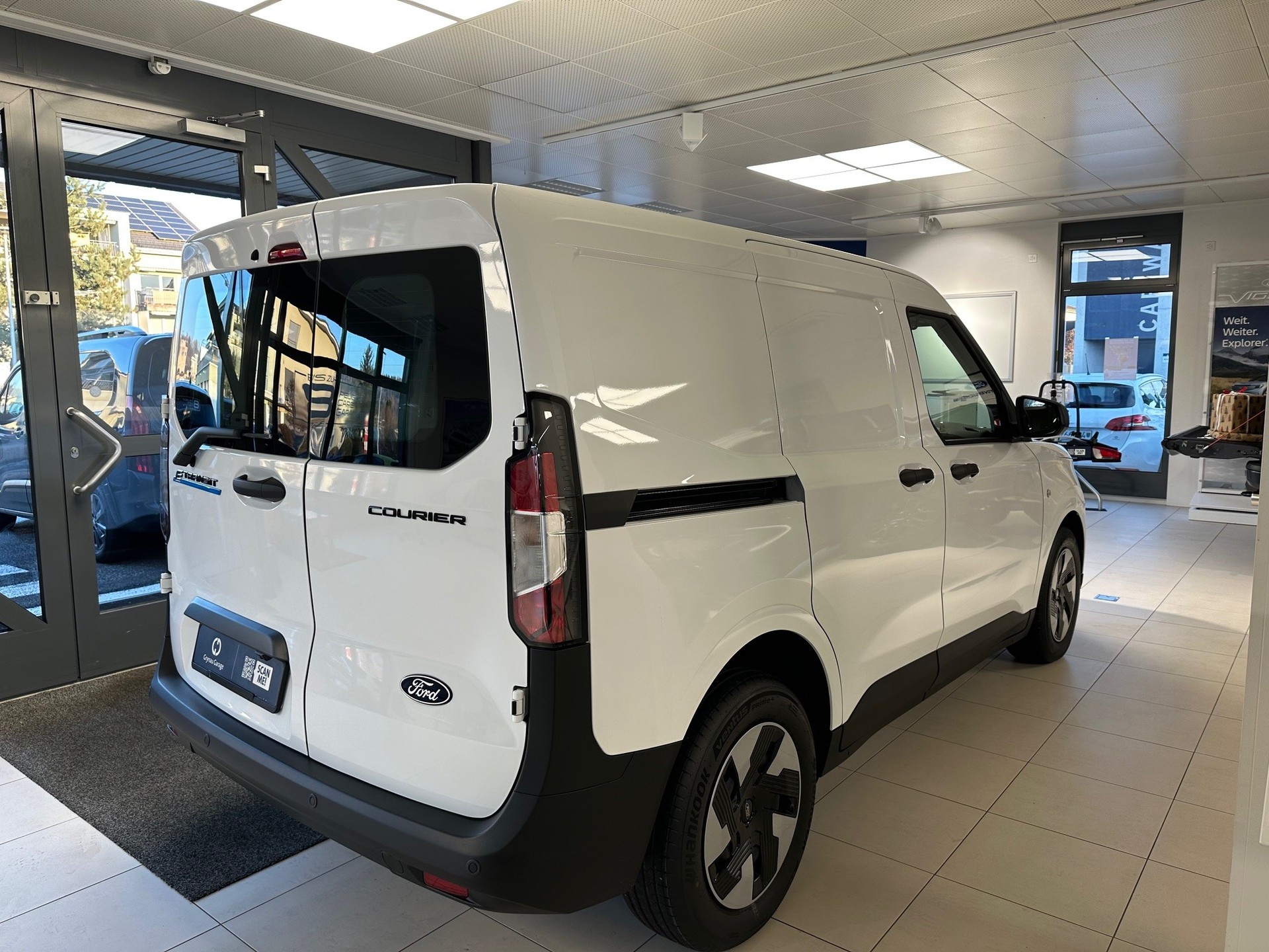 FORD E-Transit Courier Van Trend-image-3