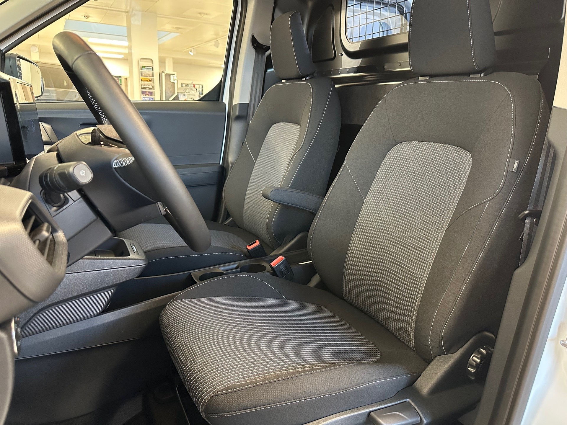 FORD E-Transit Courier Van Trend-image-8