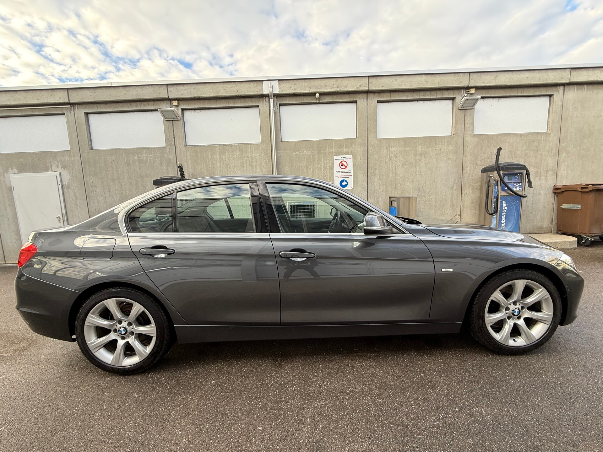 BMW 328i Luxury Line Steptronic *CH Fahrzeug *Frisch ab MFK *Automat *Rückfahrkamera *Lederausstattung *Tempomat *Head-Up Display-image-3
