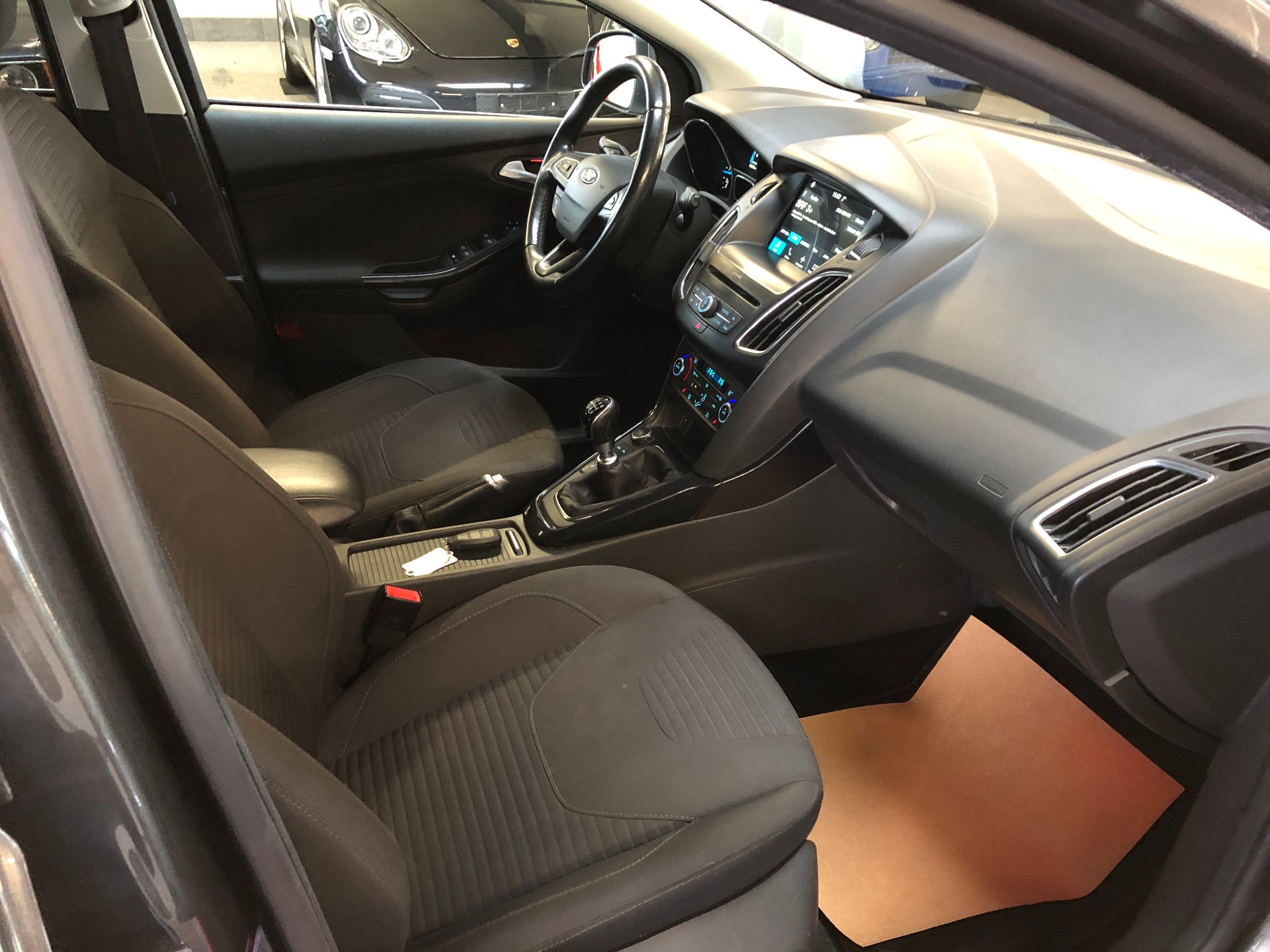FORD Focus 1.5 TDCi ECOnetic Business-image-30