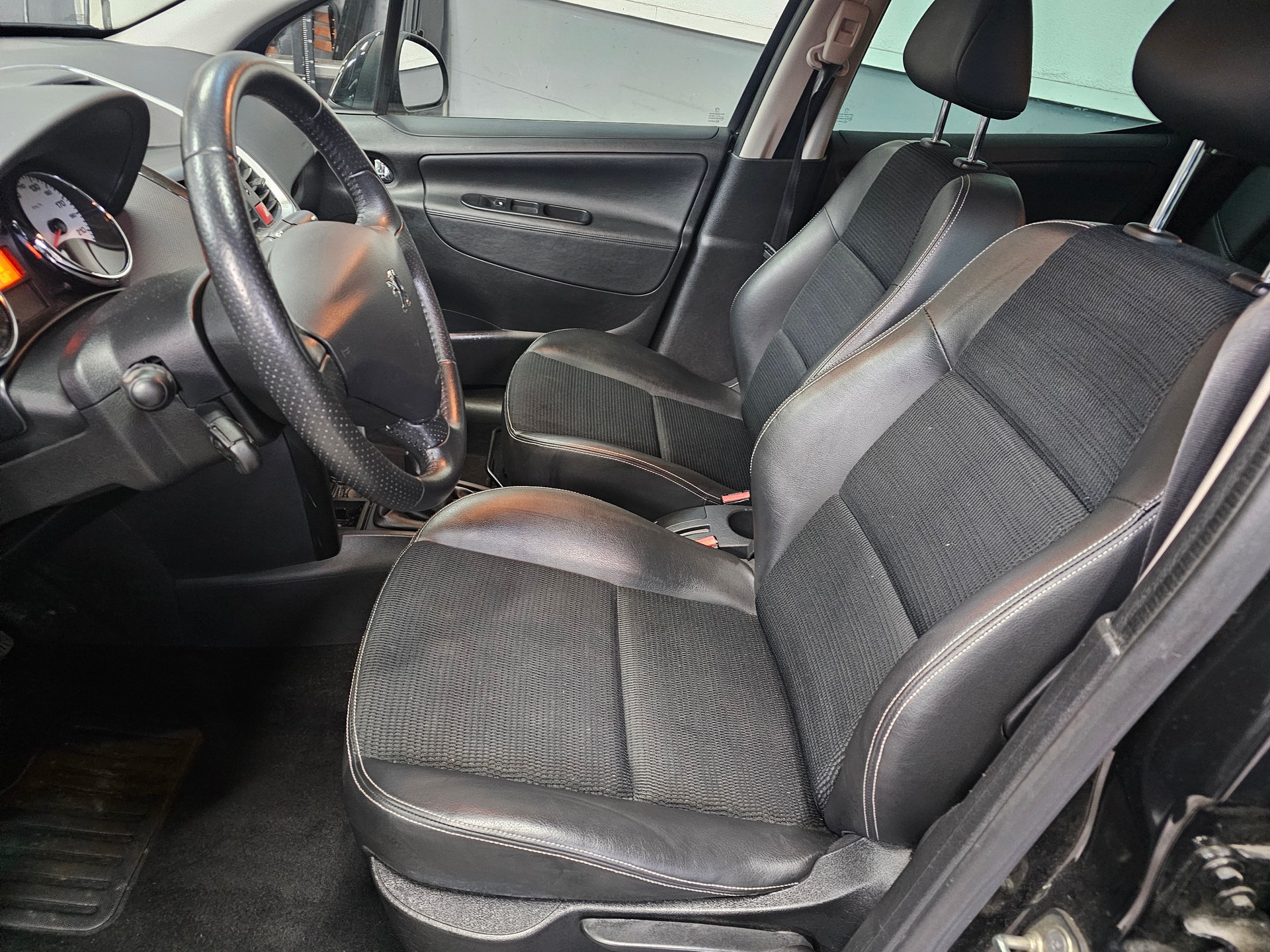 PEUGEOT 207 SW 1.6 16V Swiss Edition-image-3