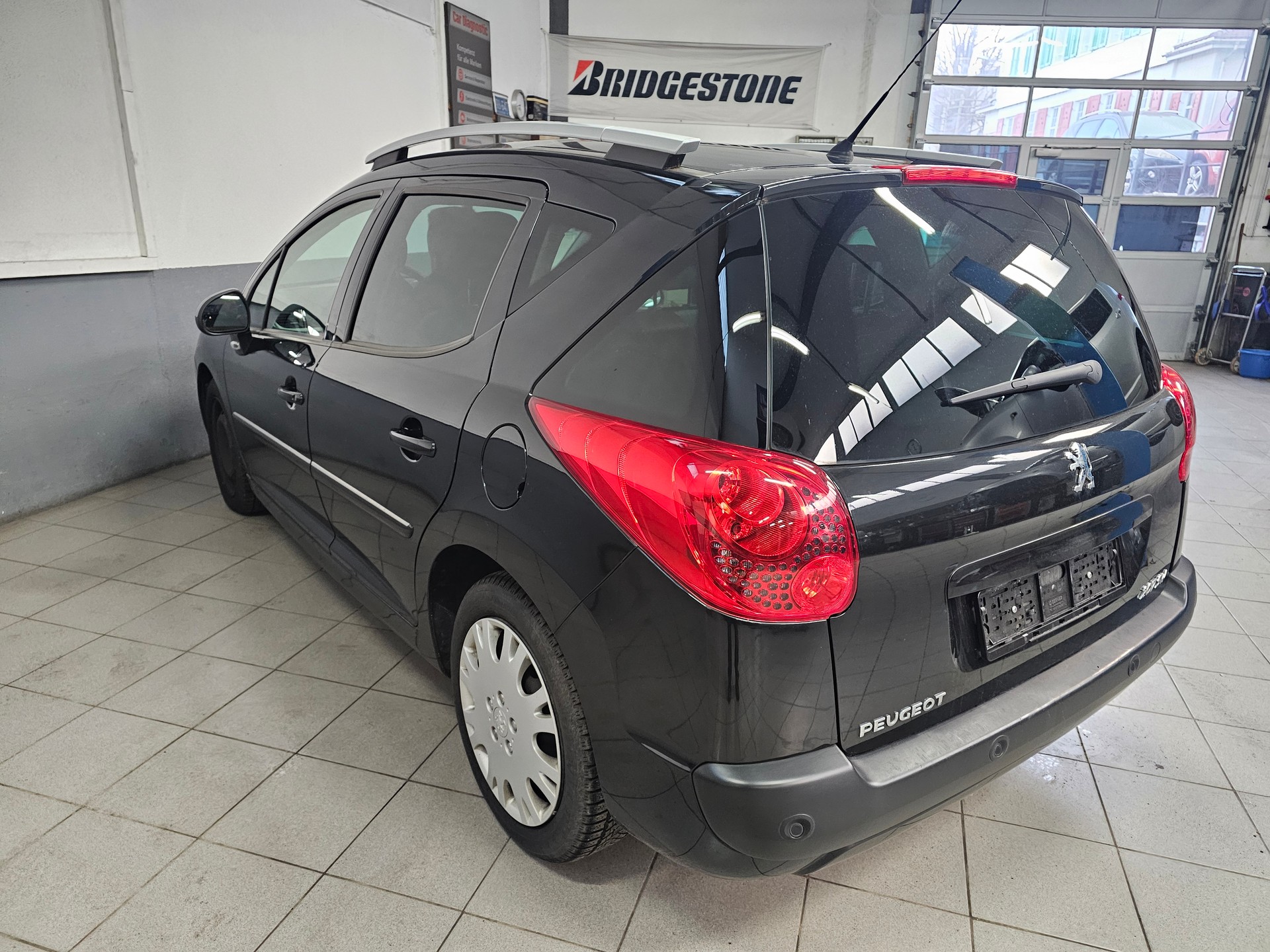 PEUGEOT 207 SW 1.6 16V Swiss Edition-image-5