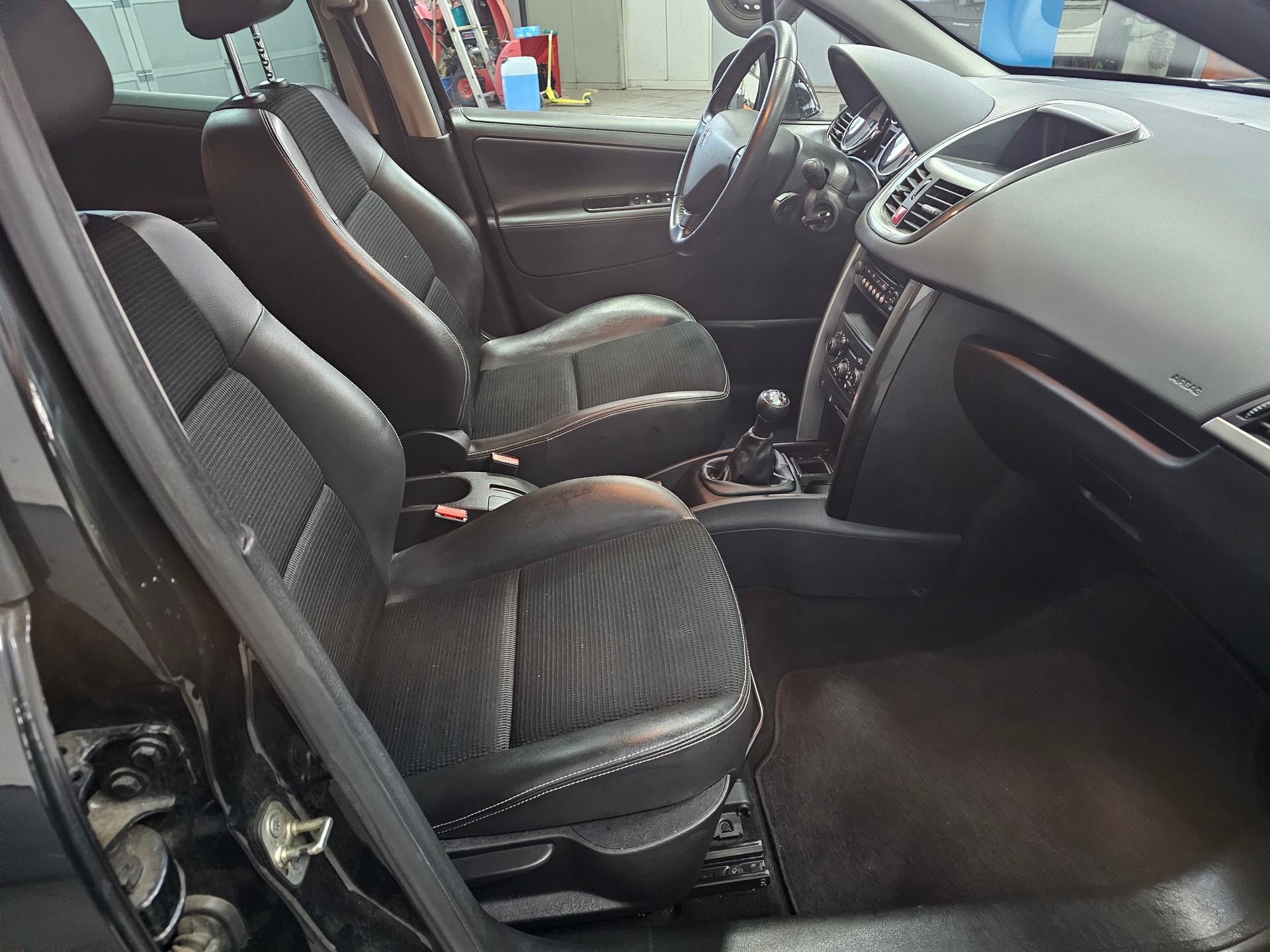 PEUGEOT 207 SW 1.6 16V Swiss Edition-image-4