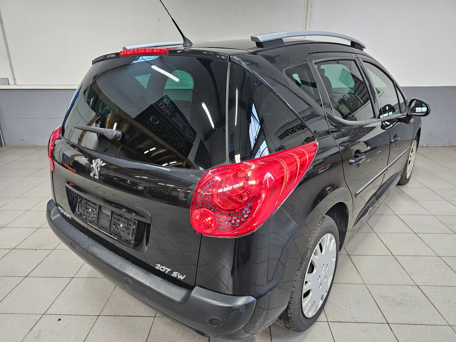 PEUGEOT 207 SW 1.6 16V Swiss Edition-image-6