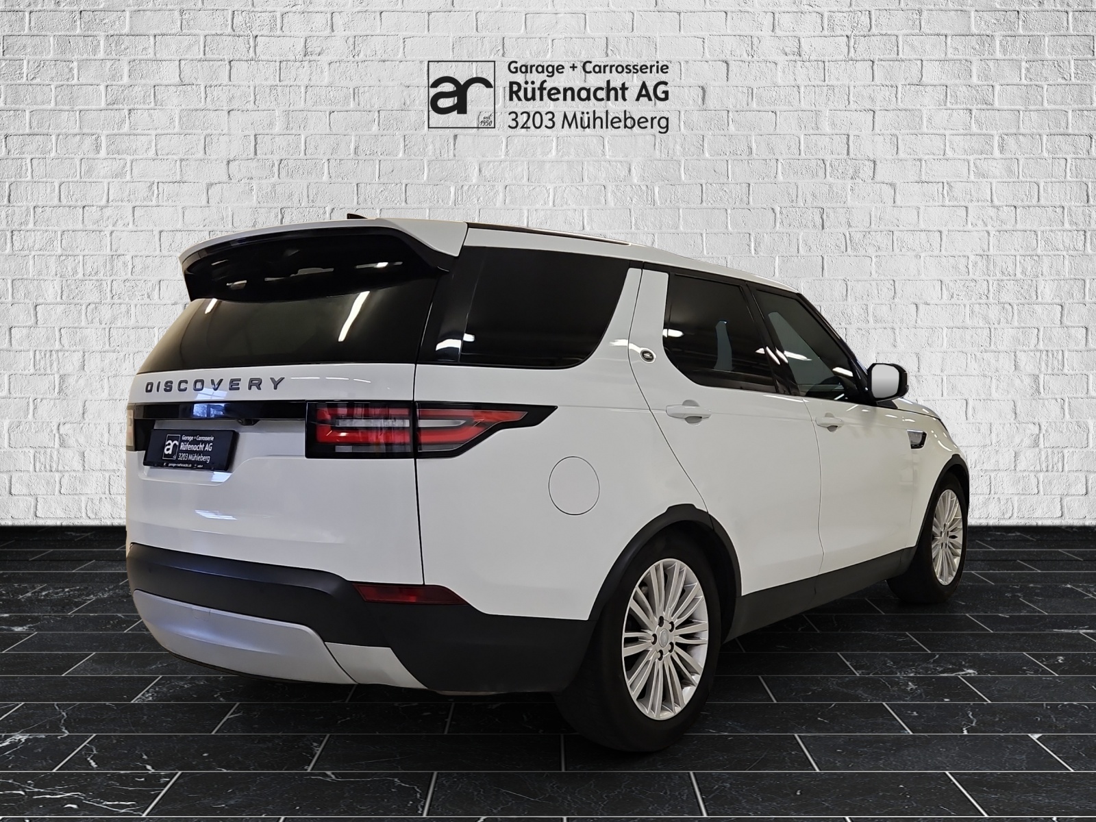 LAND ROVER Discovery 2.0 TD4 HSE-showroom-element-1