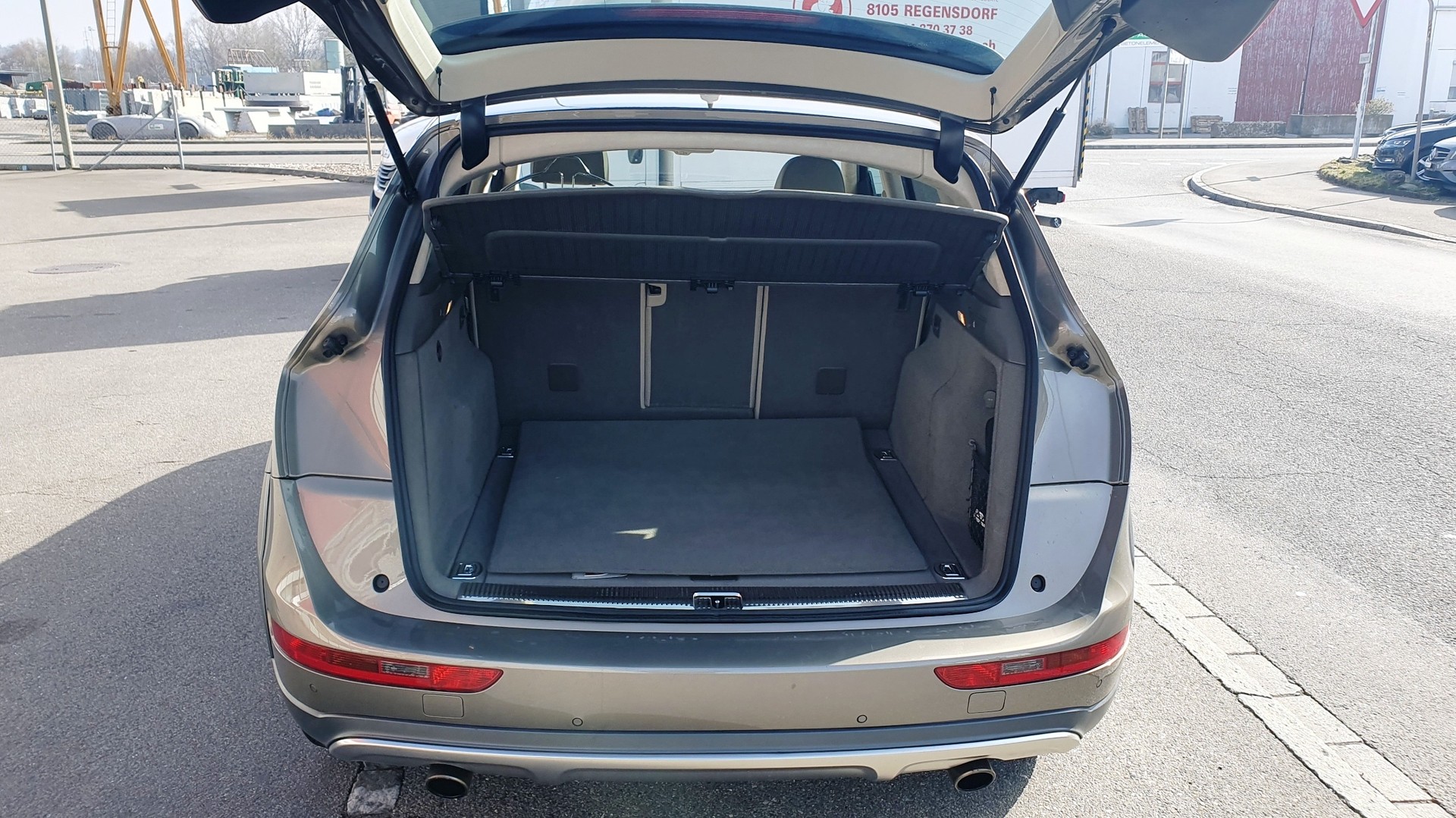 AUDI Q5 3.2 FSI quattro S-tronic-image-10