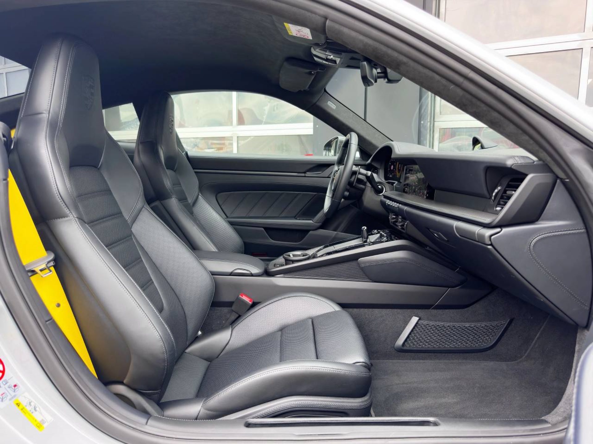 PORSCHE 911 Carrera 4 GTS-image-20