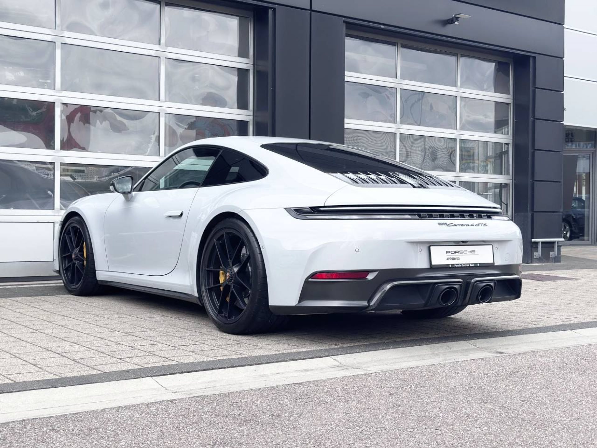 PORSCHE 911 Carrera 4 GTS-image-11