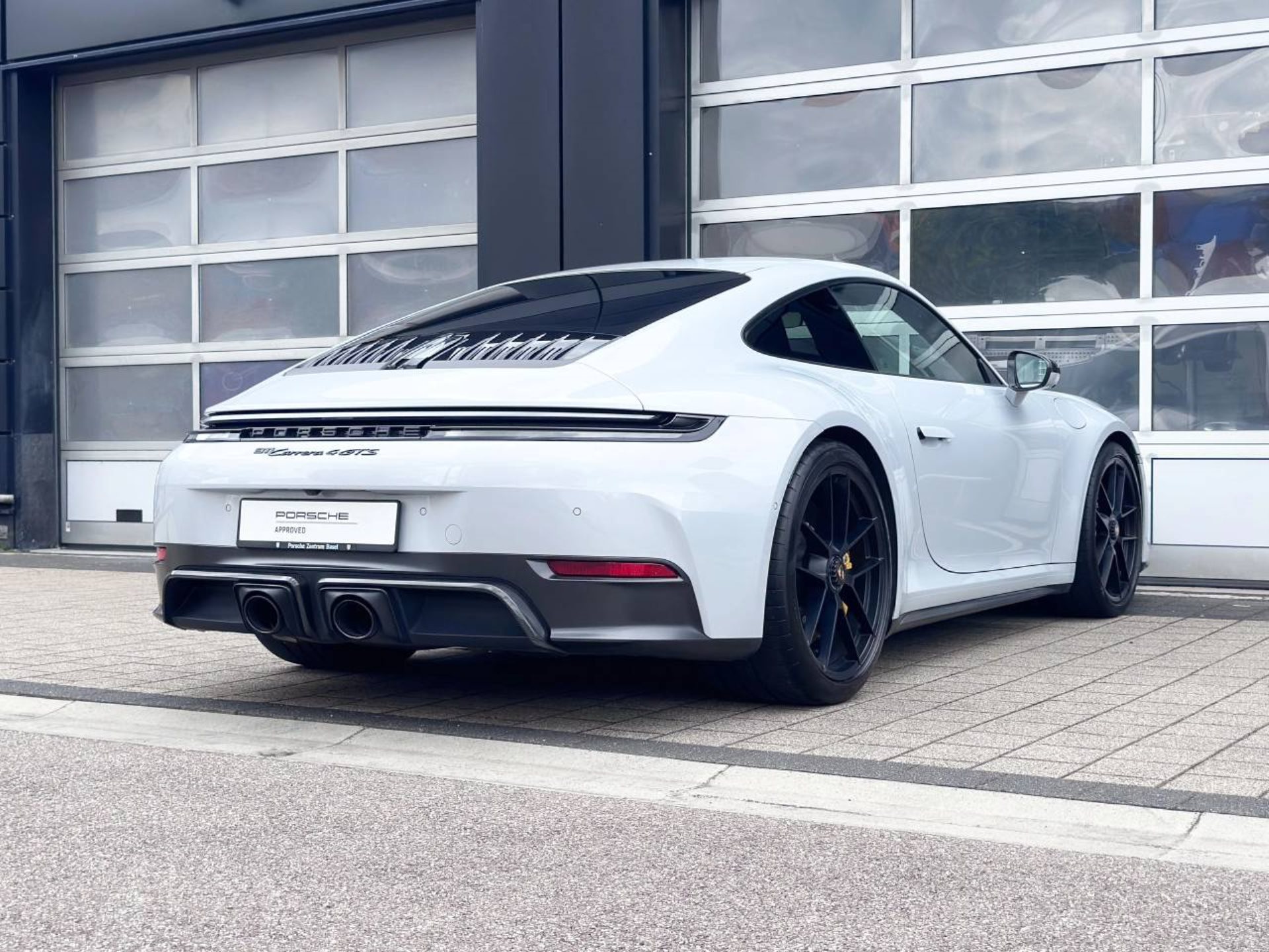 PORSCHE 911 Carrera 4 GTS-image-10