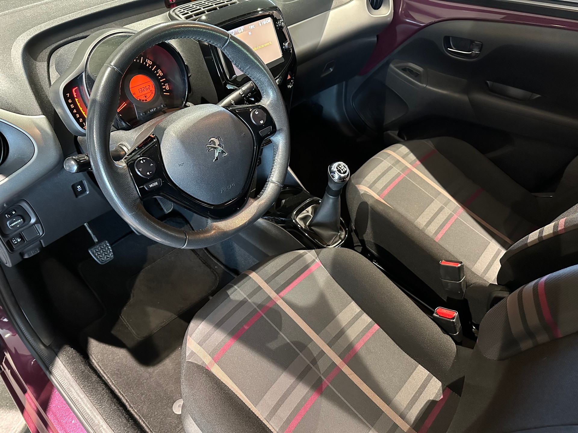 PEUGEOT 108 1.2 VTi Allure-image-8