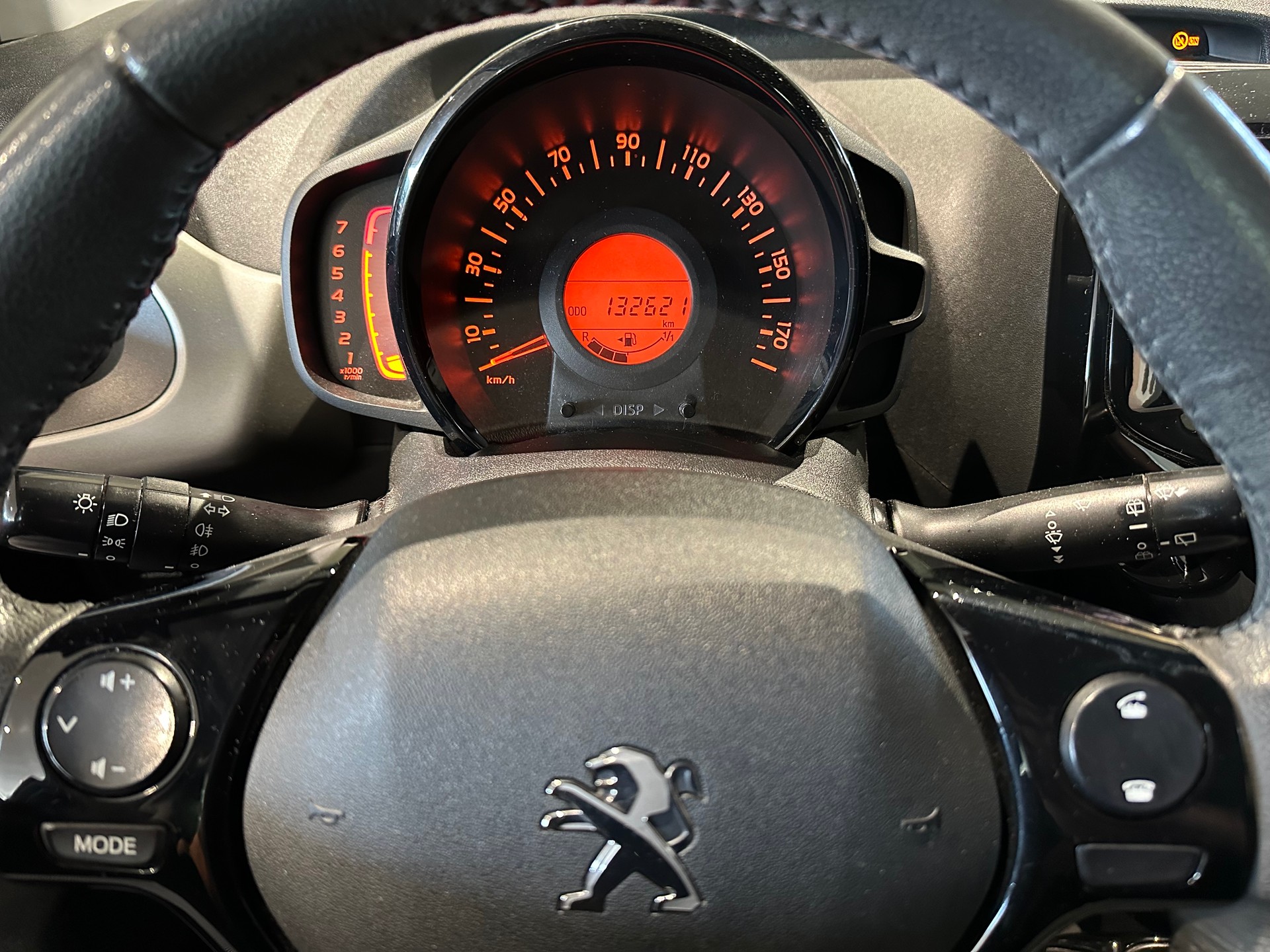PEUGEOT 108 1.2 VTi Allure-image-9