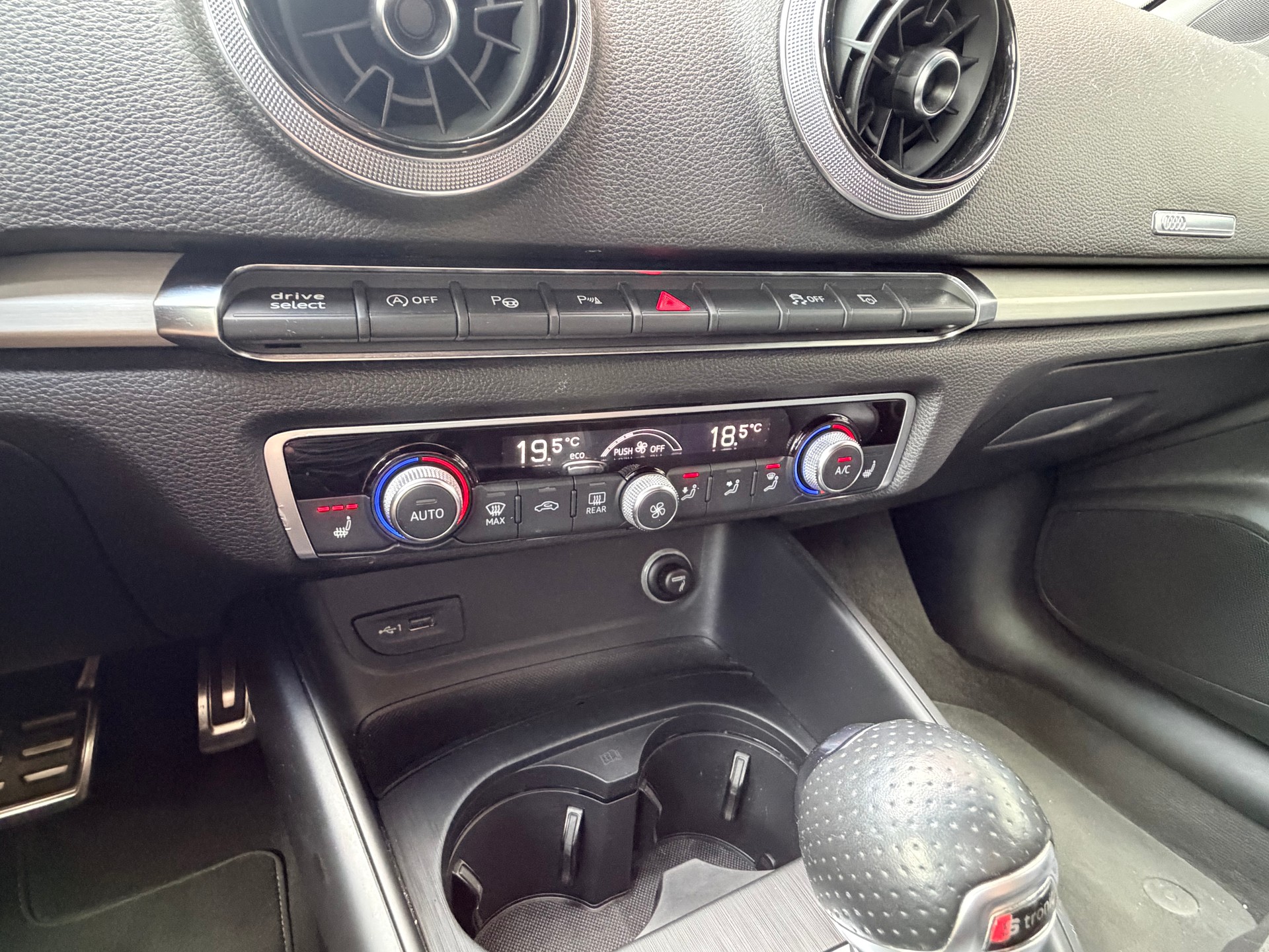 AUDI A3 Sportback 1.5 TFSI S-tronic Sport-image-9