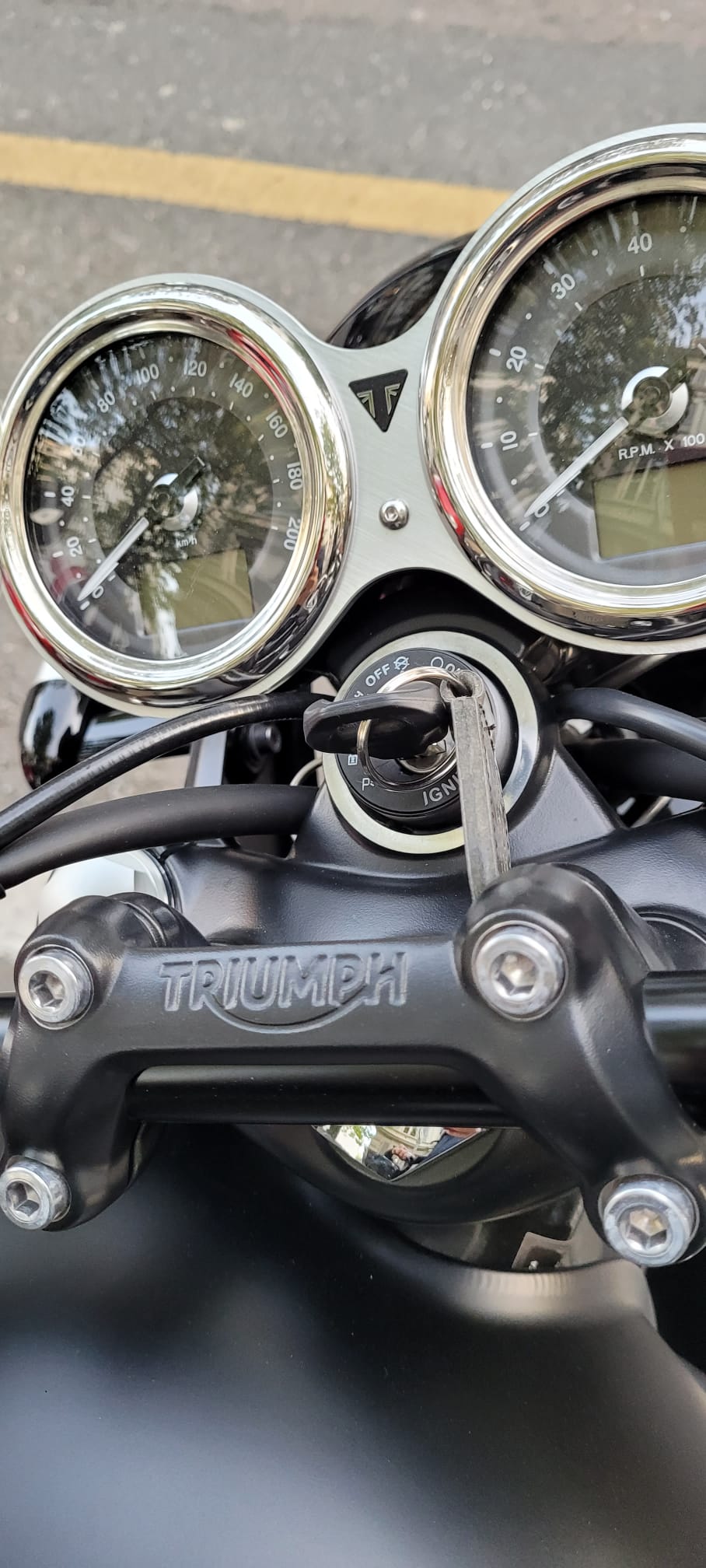 TRIUMPH Bonneville T120 Black-image-2