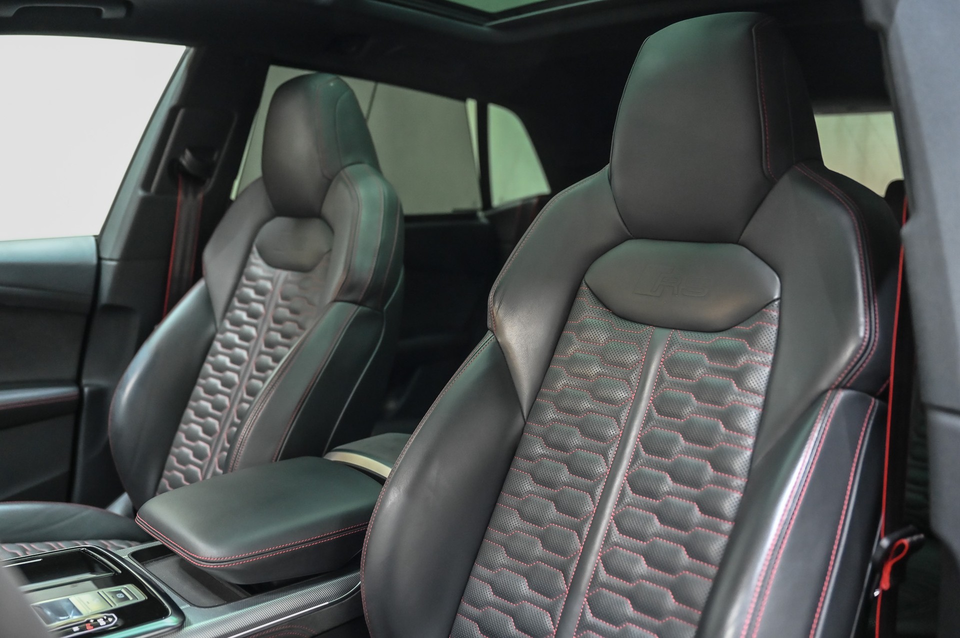 AUDI RS Q8 4.0 V8 TFSI quattro-image-16