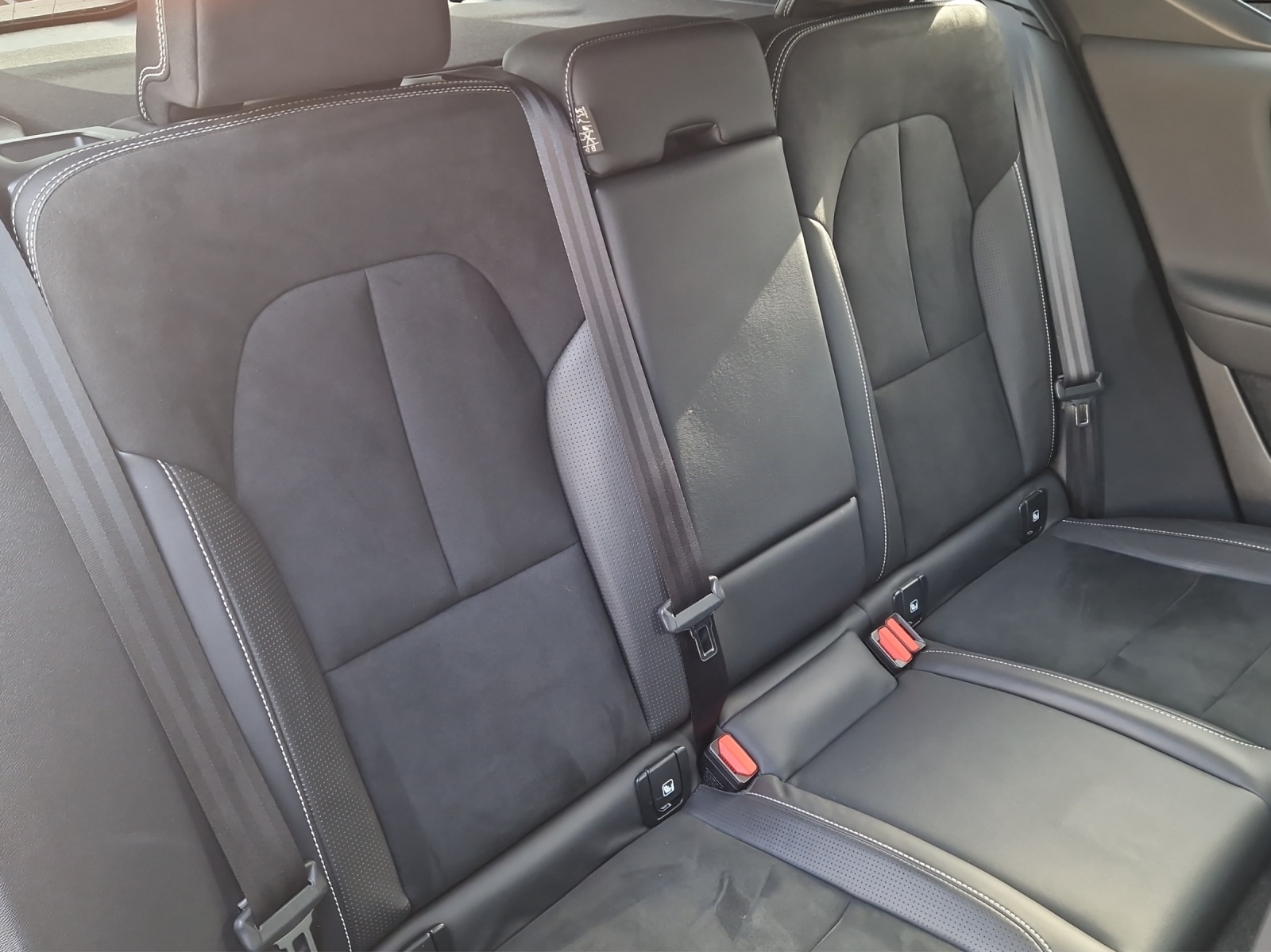 VOLVO XC40 P8 R-Design AWD-image-6