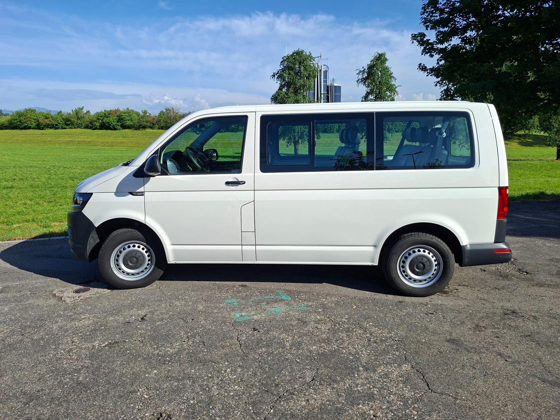 VW 2.0 TDI 150PS DSG 9Plätze-image-0