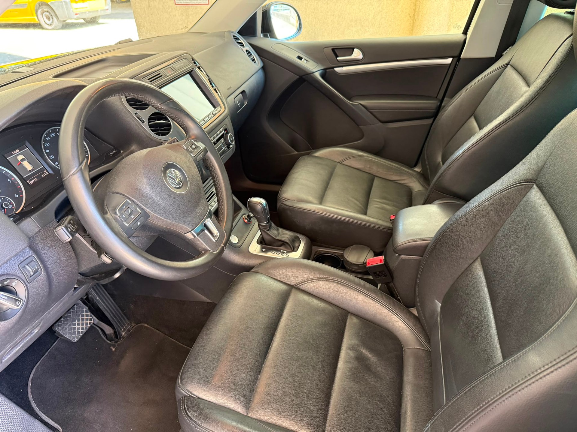 VW Tiguan 2.0 TDI BlueMotion Sport&Style 4Motion-image-8