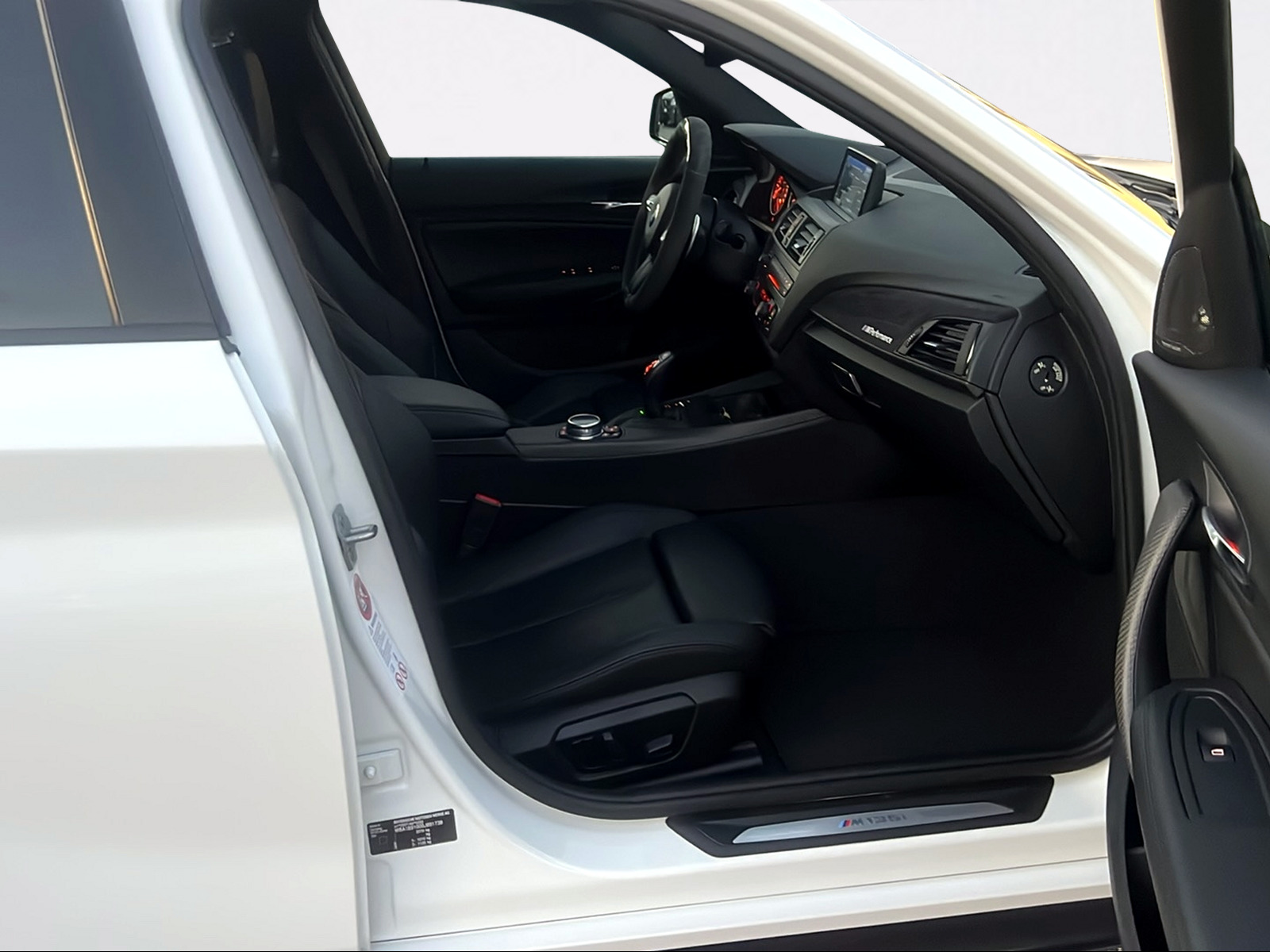 BMW M135i xDrive Steptronic-image-11