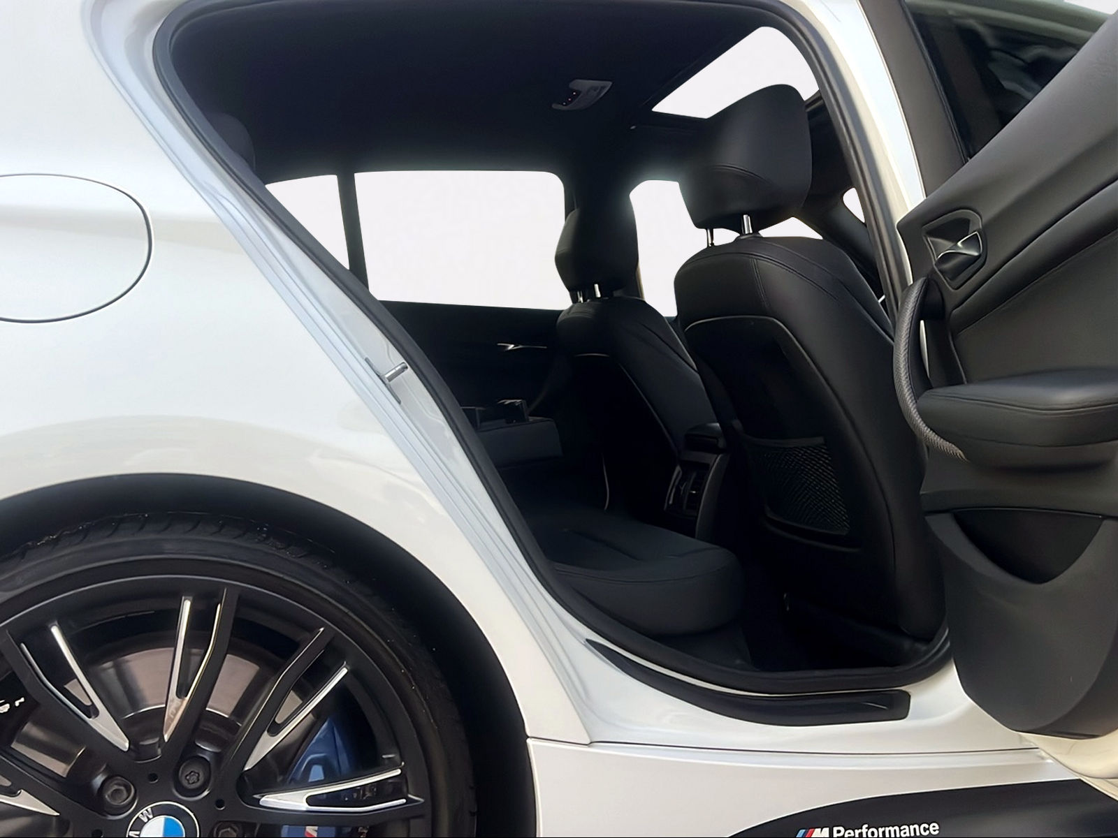 BMW M135i xDrive Steptronic-image-12