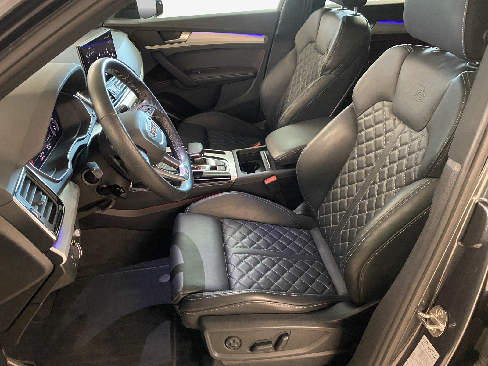 AUDI Q5 40 TDI Black Edition quattro S-tronic-image-7