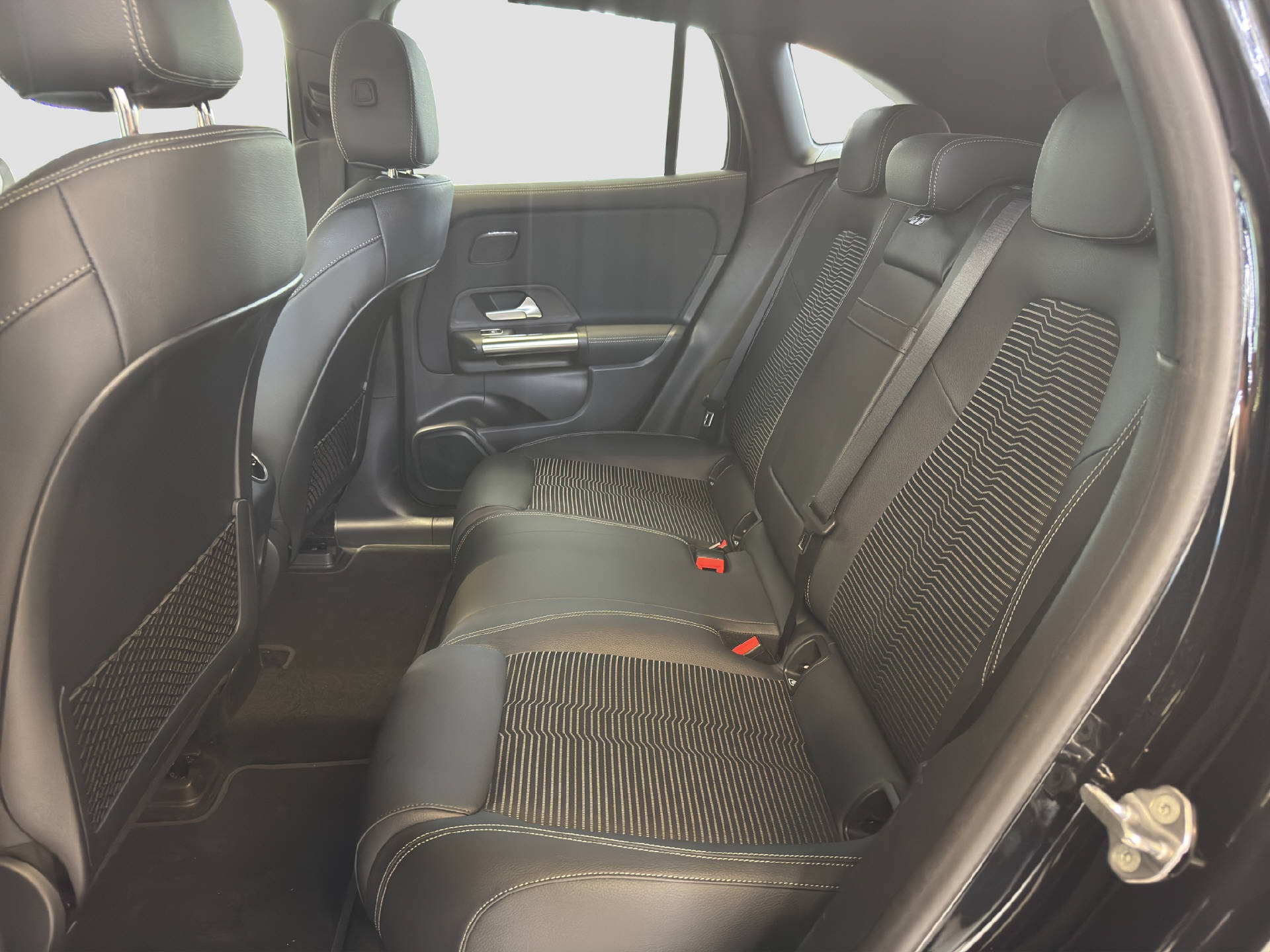 MERCEDES-BENZ EQA 250 Electric Art Line-image-12