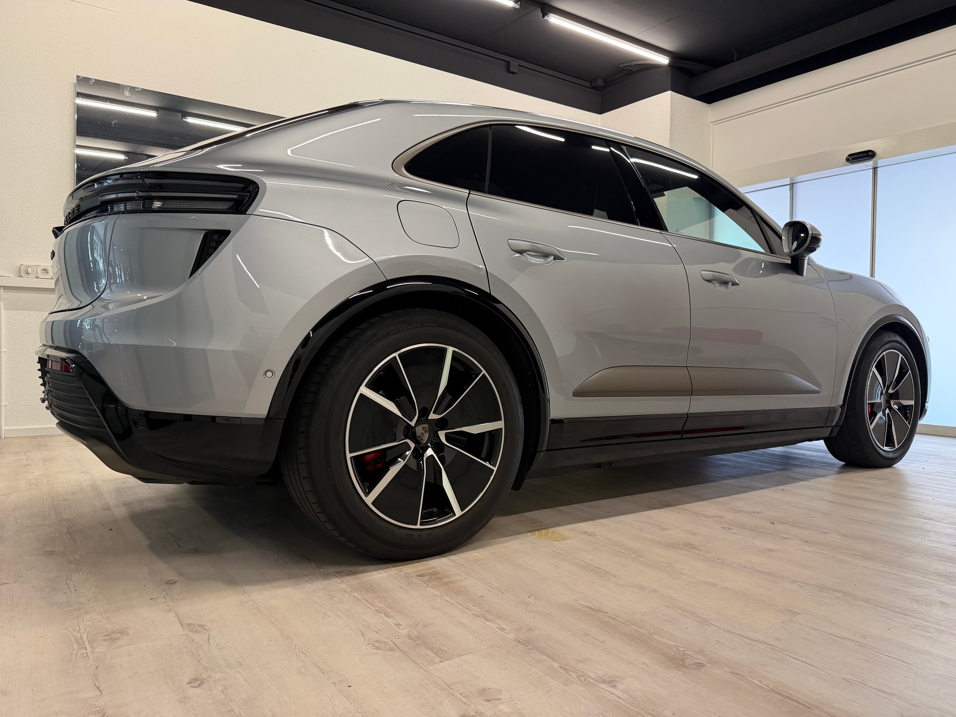 PORSCHE Macan Turbo 100kWh-image-16