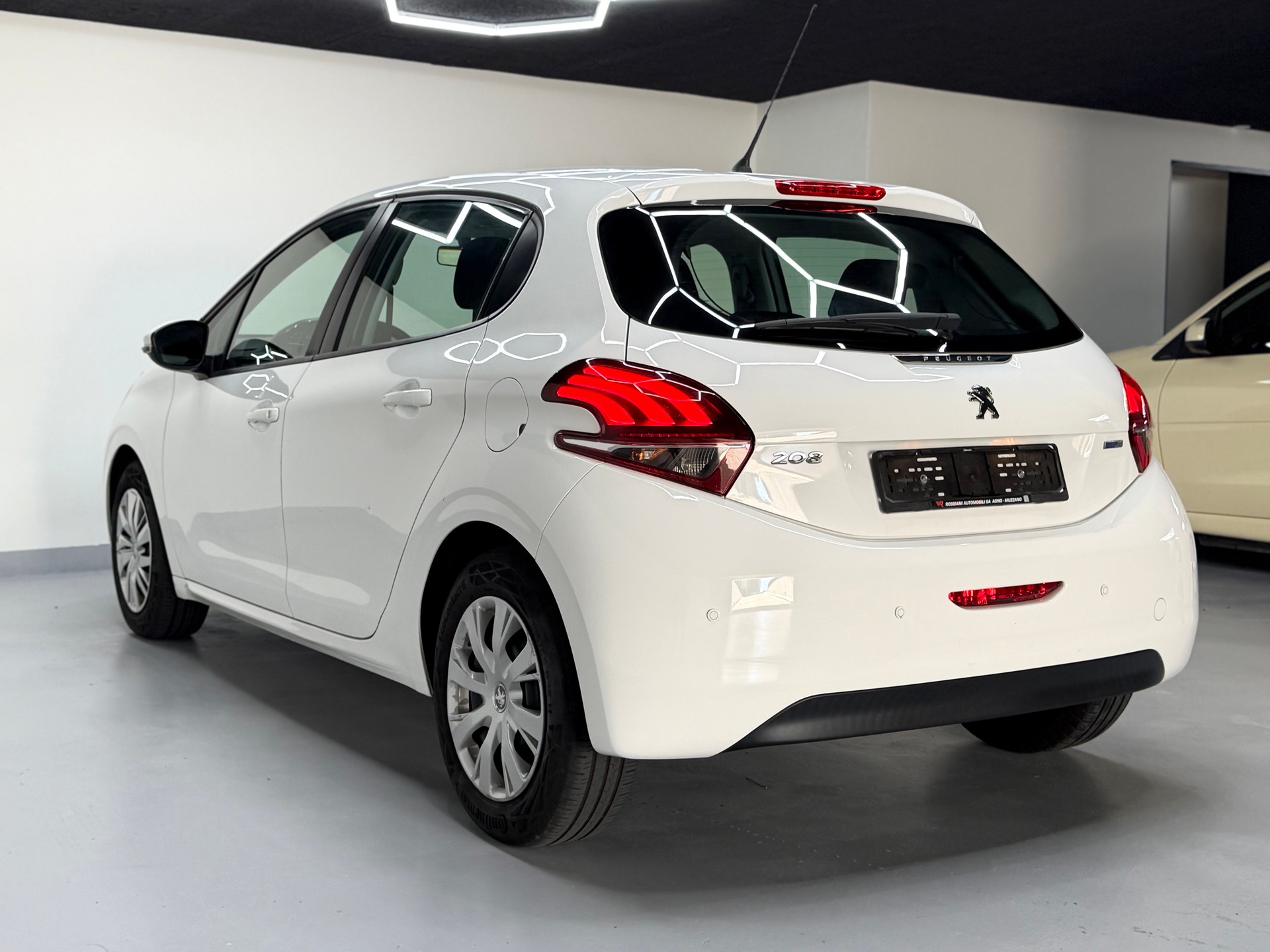 PEUGEOT 208 1.2 PureTech Style EAT6-image-5