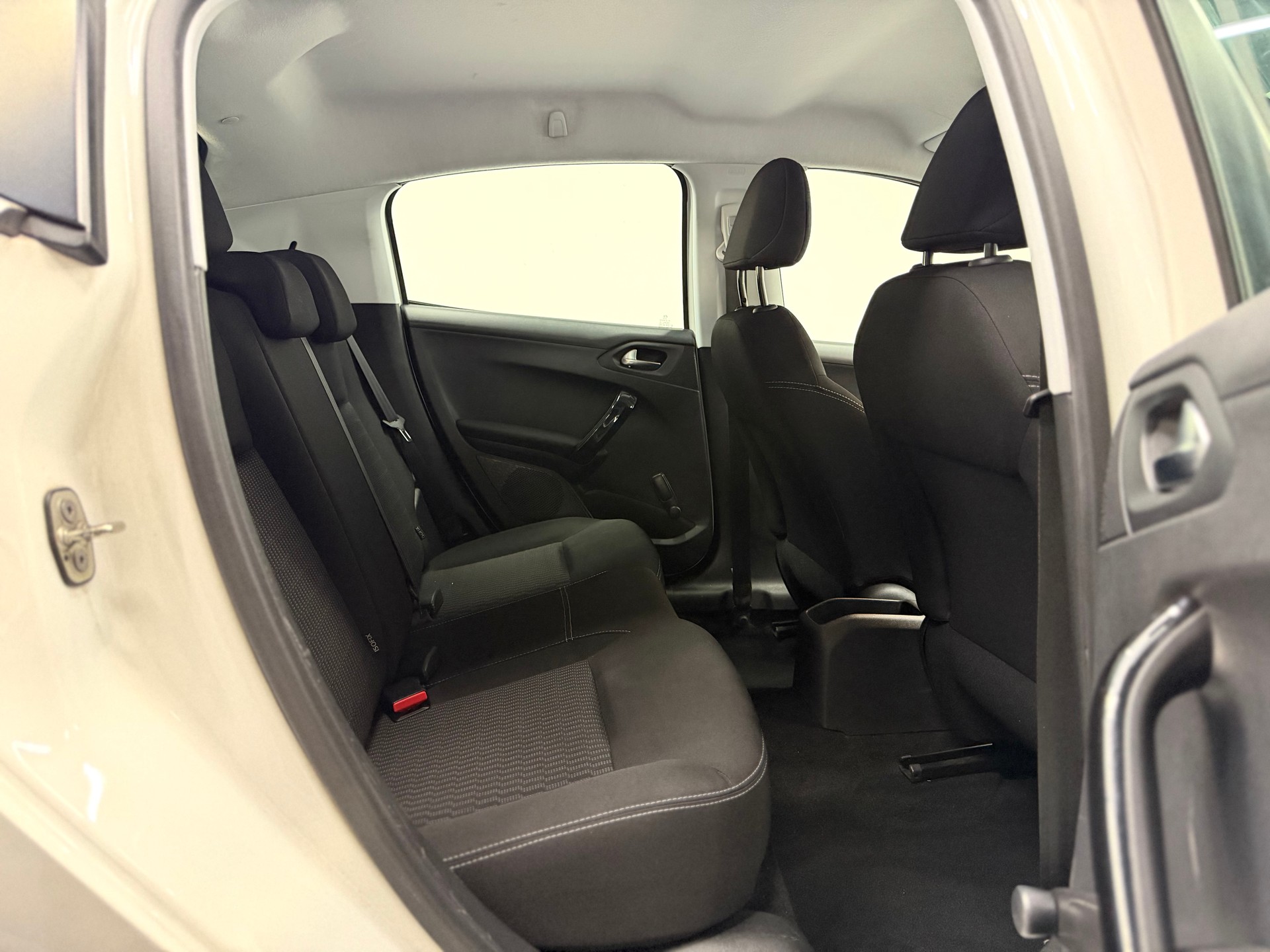 PEUGEOT 208 1.2 PureTech Style EAT6-image-12