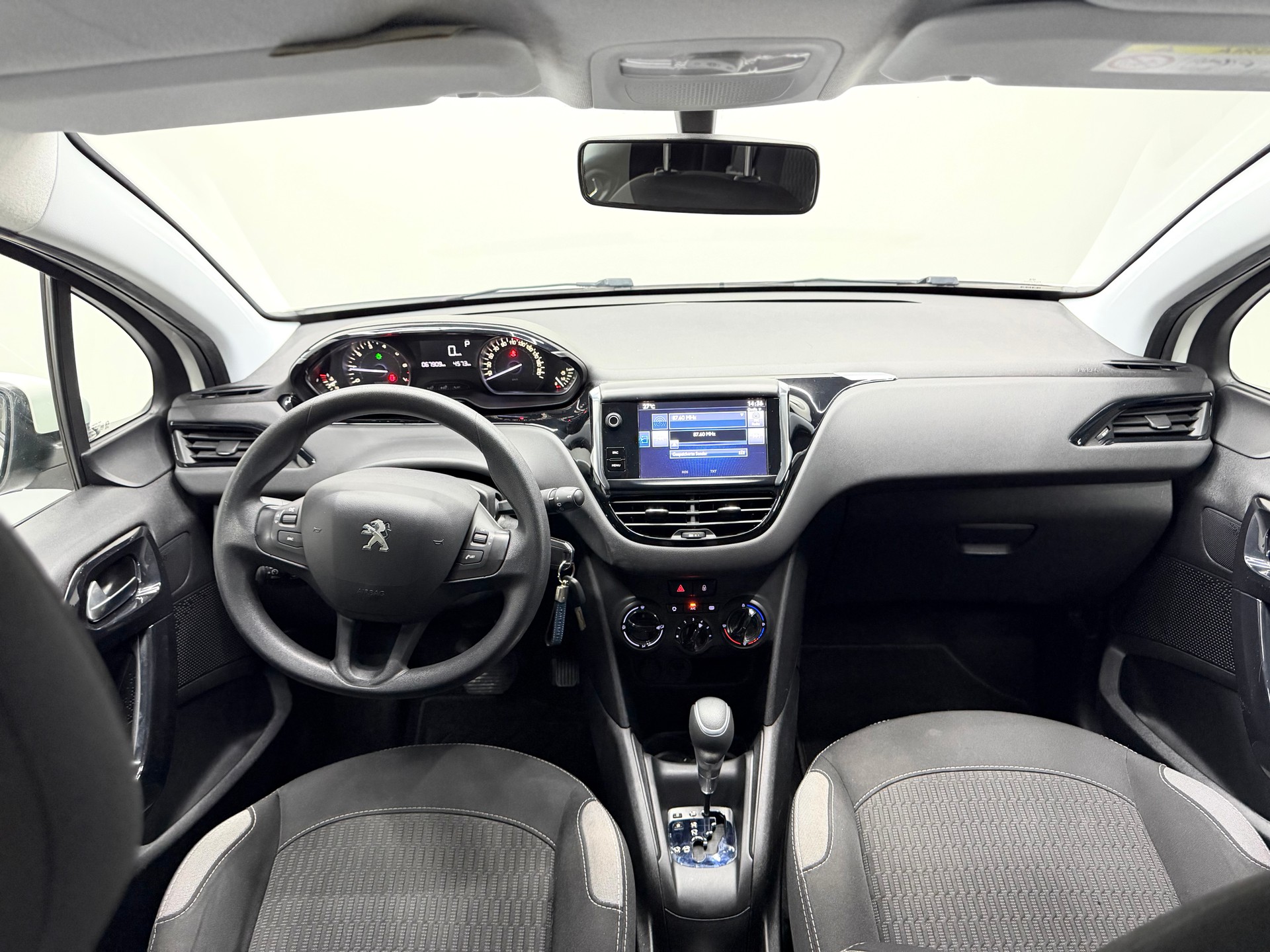 PEUGEOT 208 1.2 PureTech Style EAT6-image-9