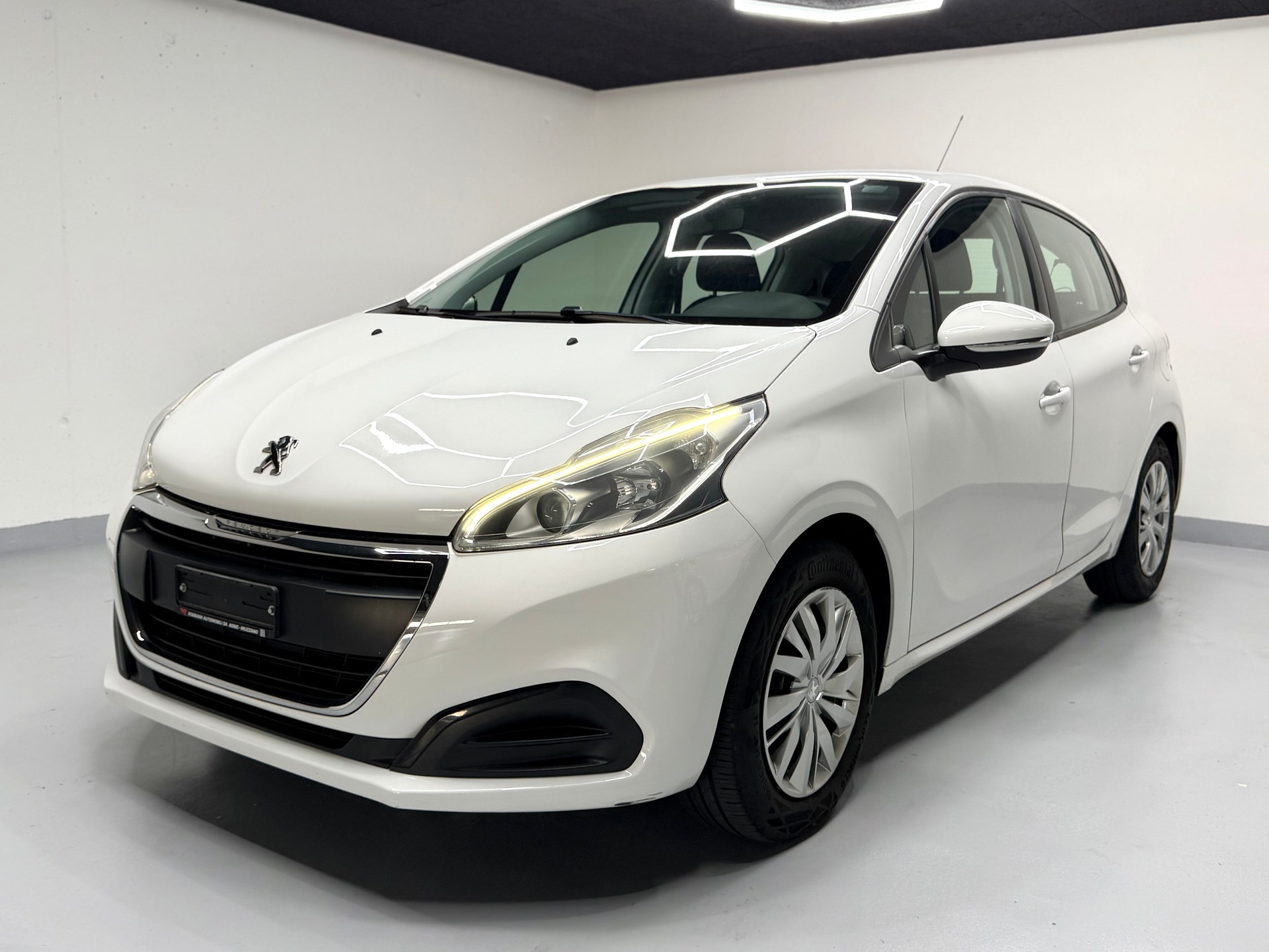 PEUGEOT 208 1.2 PureTech Style EAT6-image-0