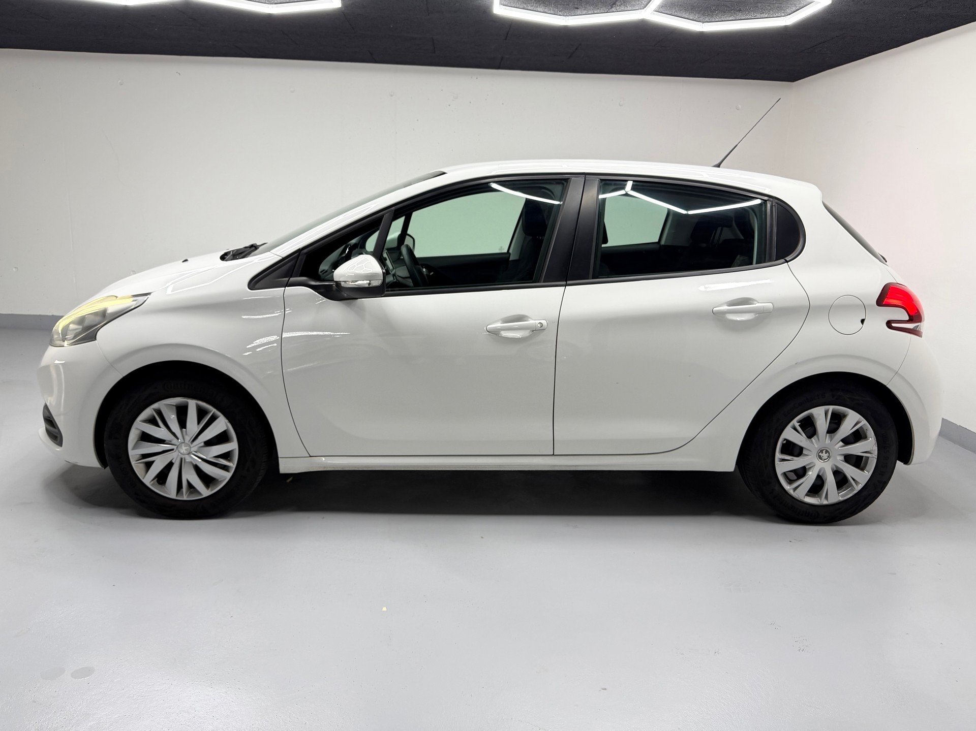PEUGEOT 208 1.2 PureTech Style EAT6-image-6
