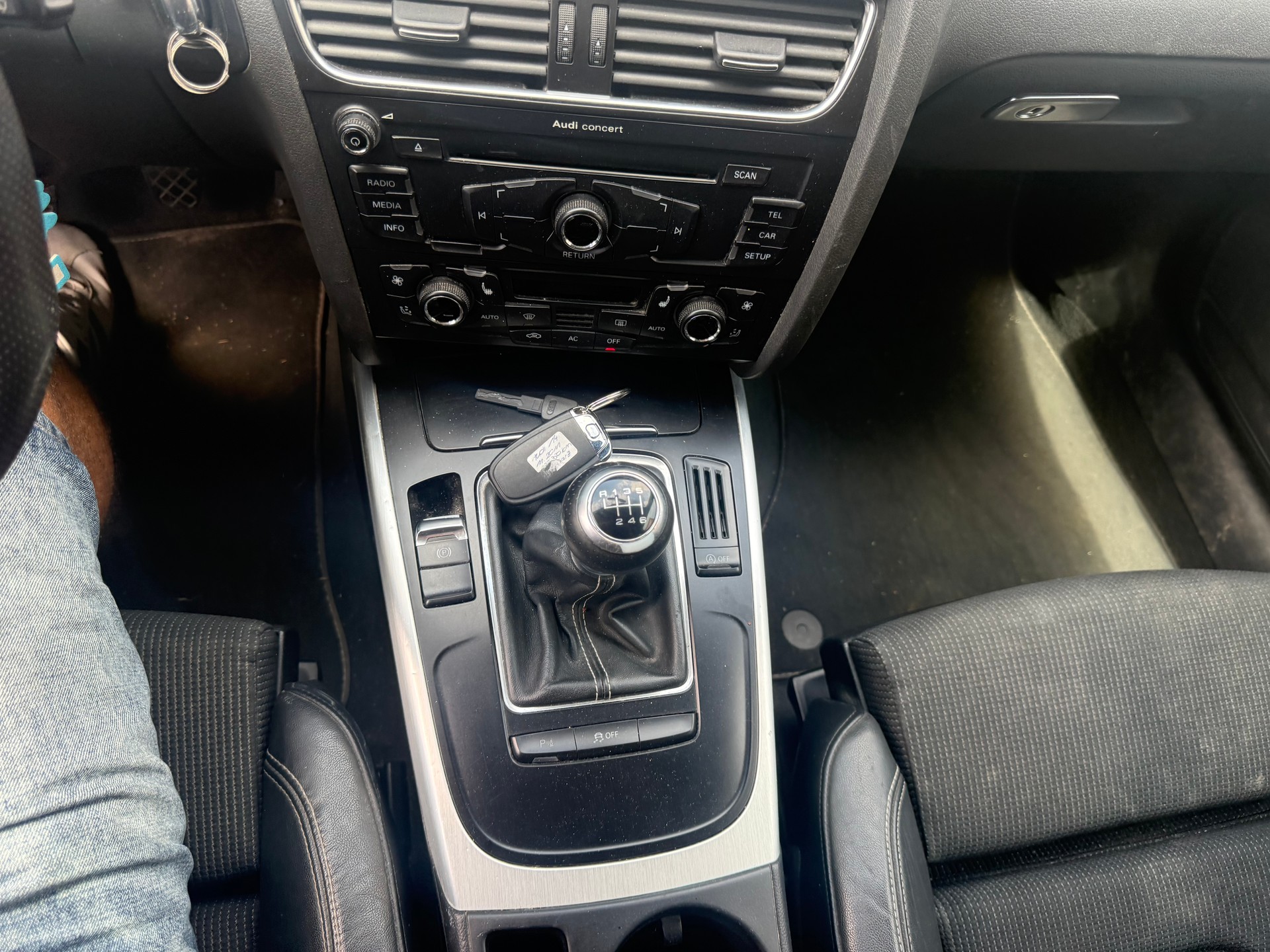 AUDI A4 Avant 2.0 TDI quattro-image-8