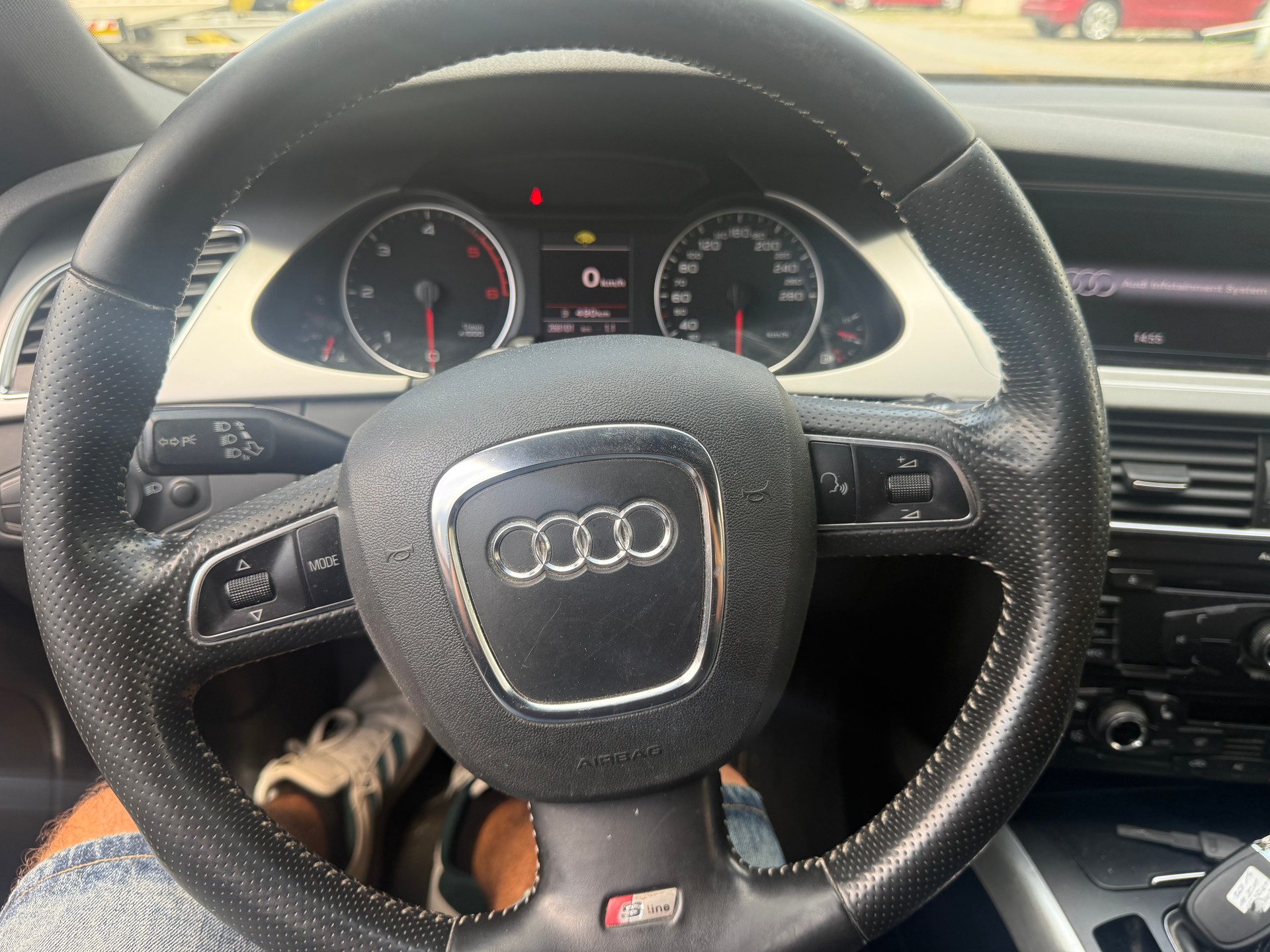 AUDI A4 Avant 2.0 TDI quattro-image-9