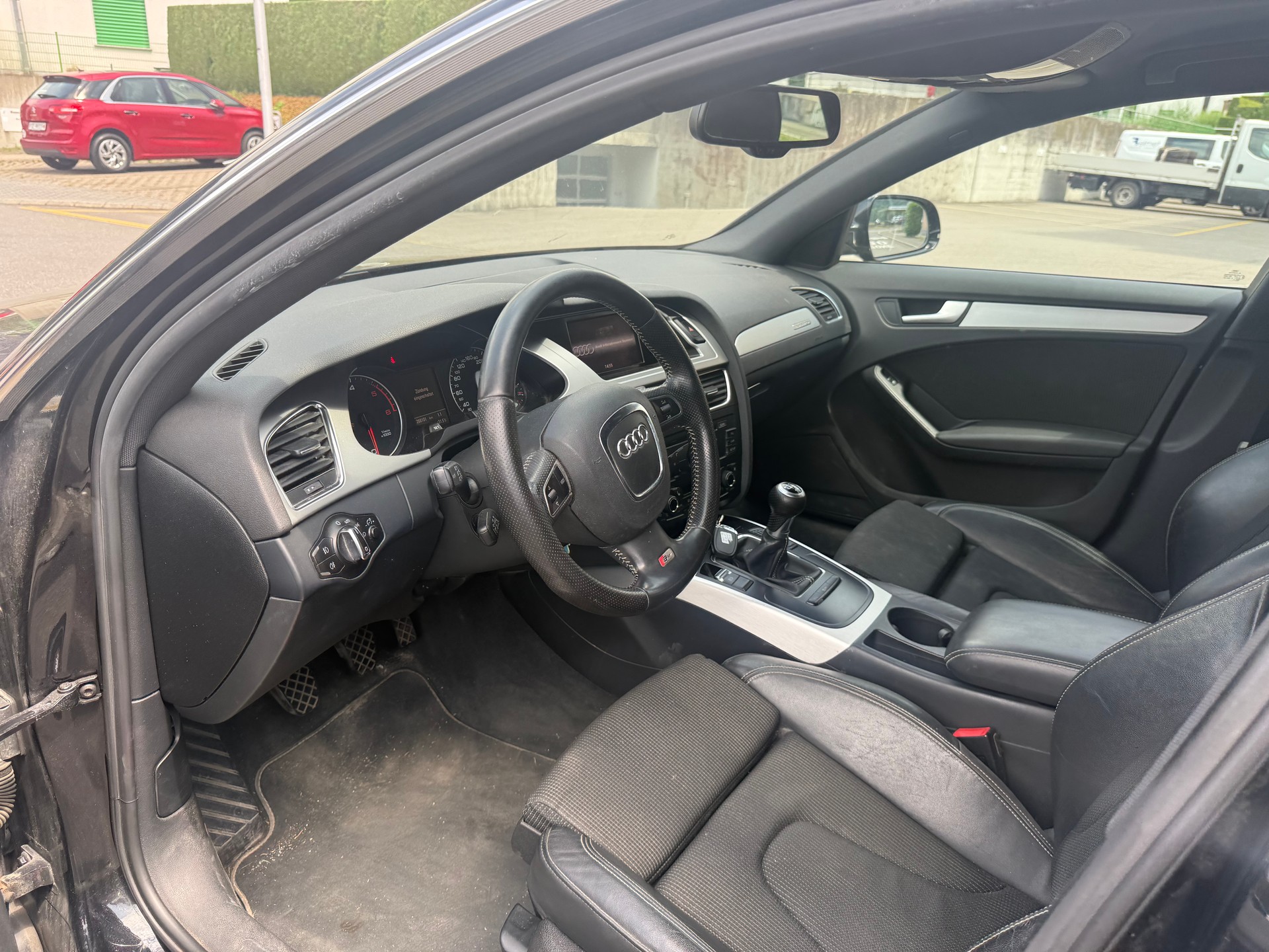 AUDI A4 Avant 2.0 TDI quattro-image-6