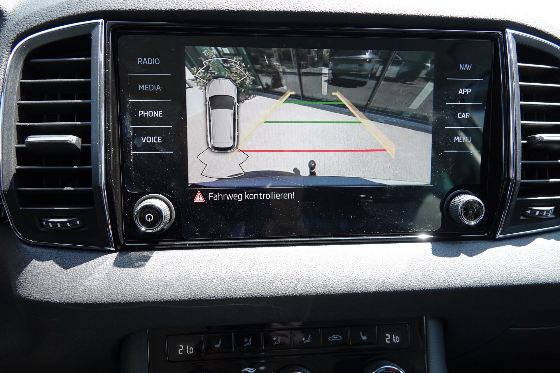 SKODA Karoq 1.5 TSI Dynamic DSG-image-13