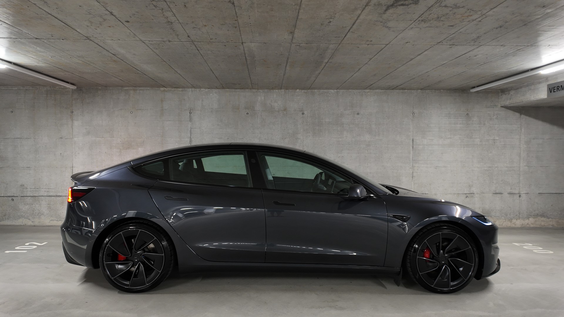 TESLA Model 3 Dual Motor Performance AWD-showroom-element-3