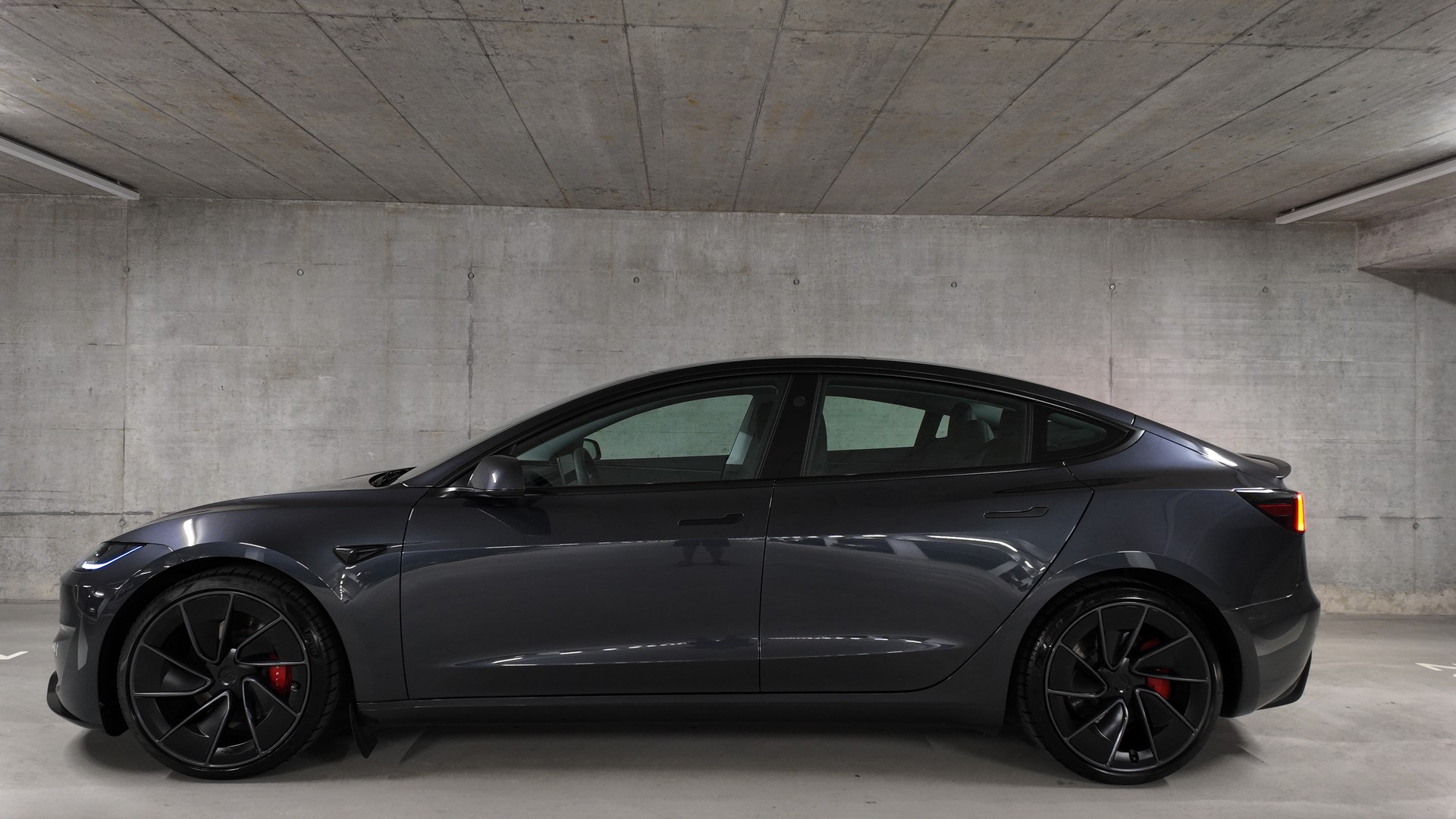 TESLA Model 3 Dual Motor Performance AWD-showroom-element-2