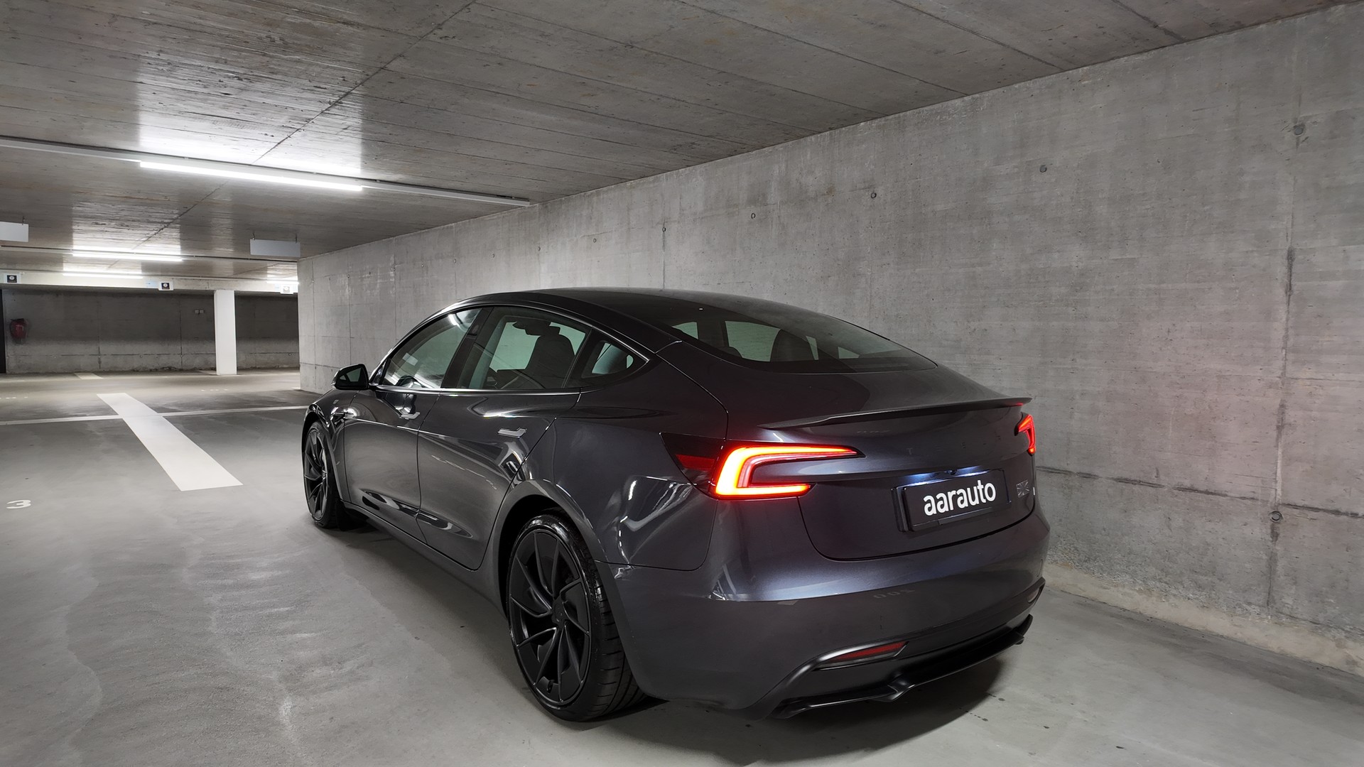 TESLA Model 3 Dual Motor Performance AWD-showroom-element-1