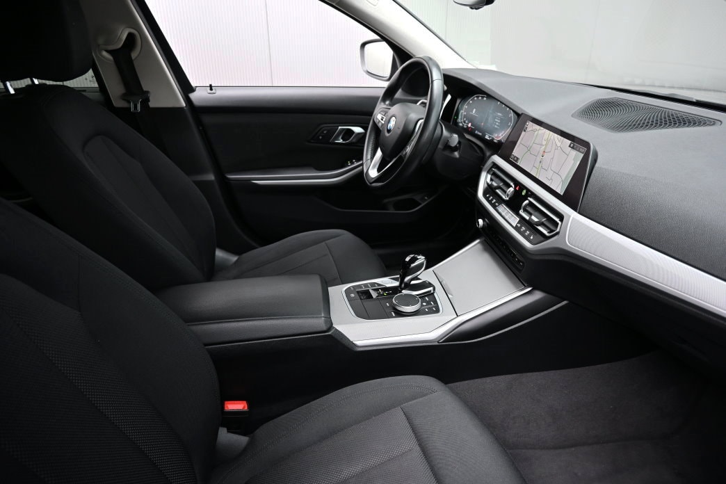 BMW 320d xDrive 48V Touring Steptronic-image-4