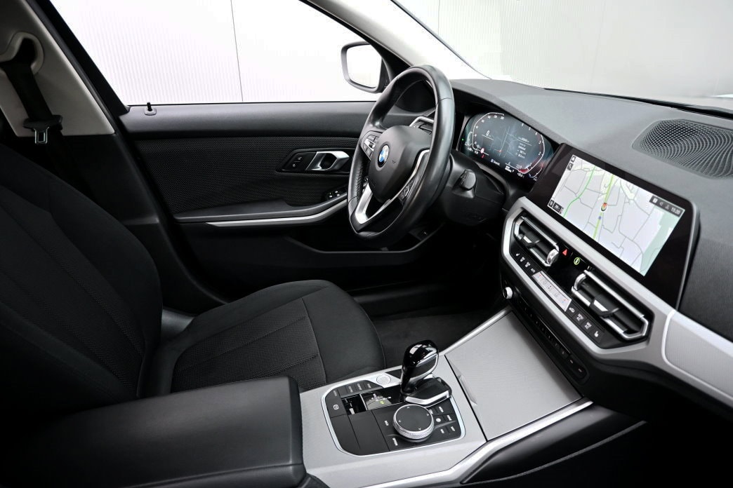 BMW 320d xDrive 48V Touring Steptronic-image-6