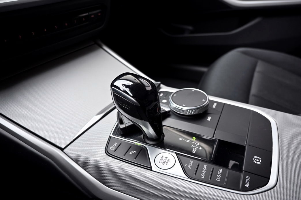 BMW 320d xDrive 48V Touring Steptronic-image-8
