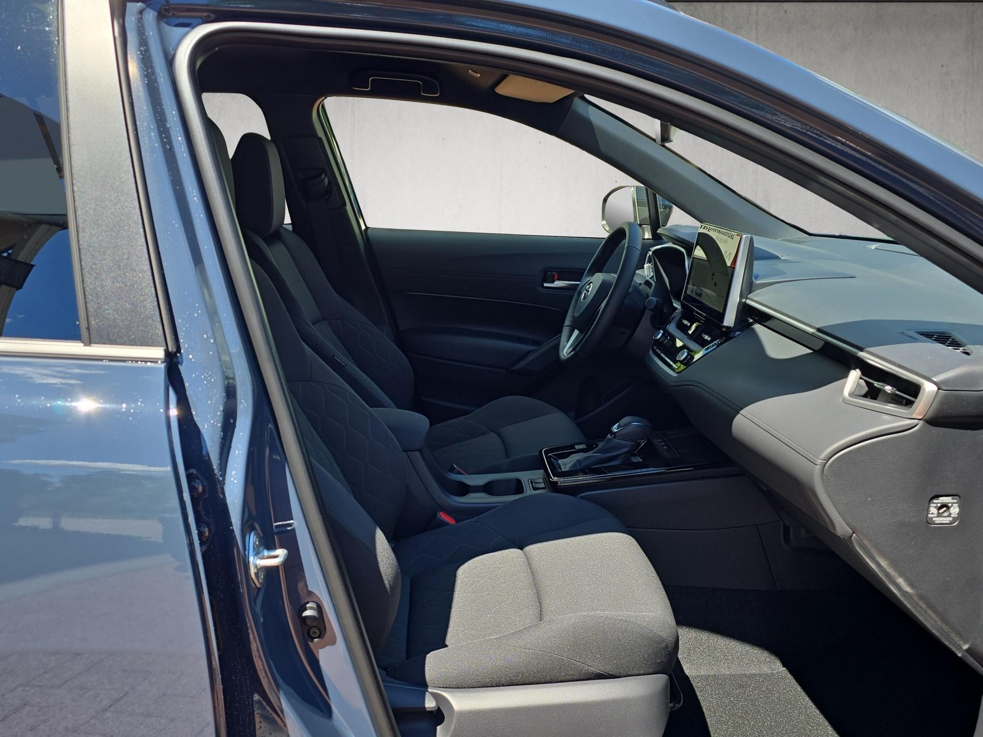 TOYOTA Corolla Cross 2.0 HSD Trend AWD-i-image-13