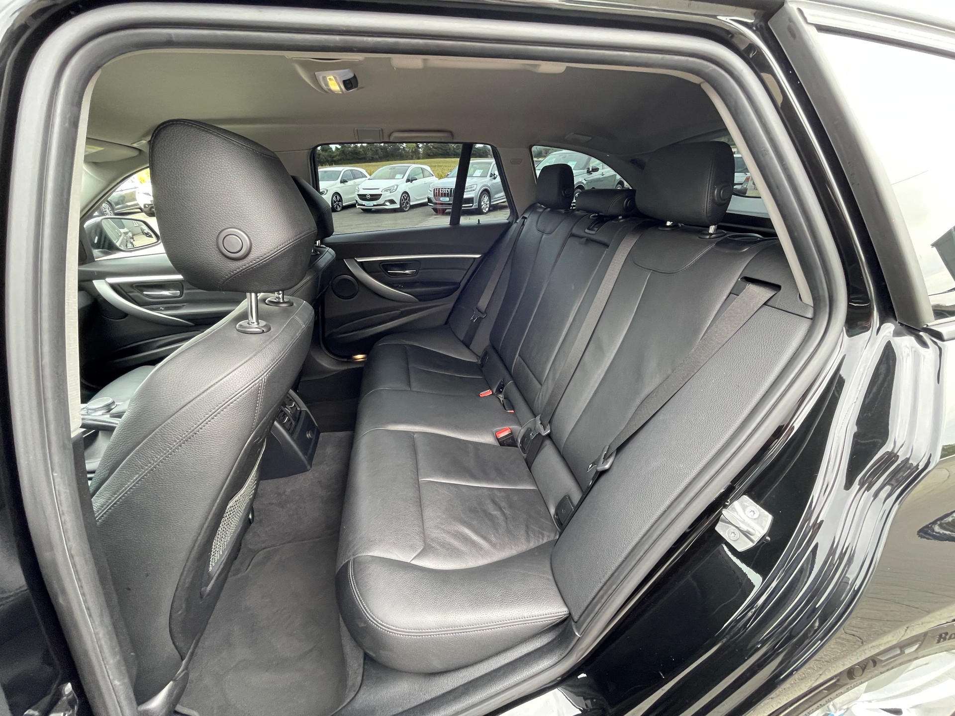 BMW 320d xDrive Touring Steptronic-image-13