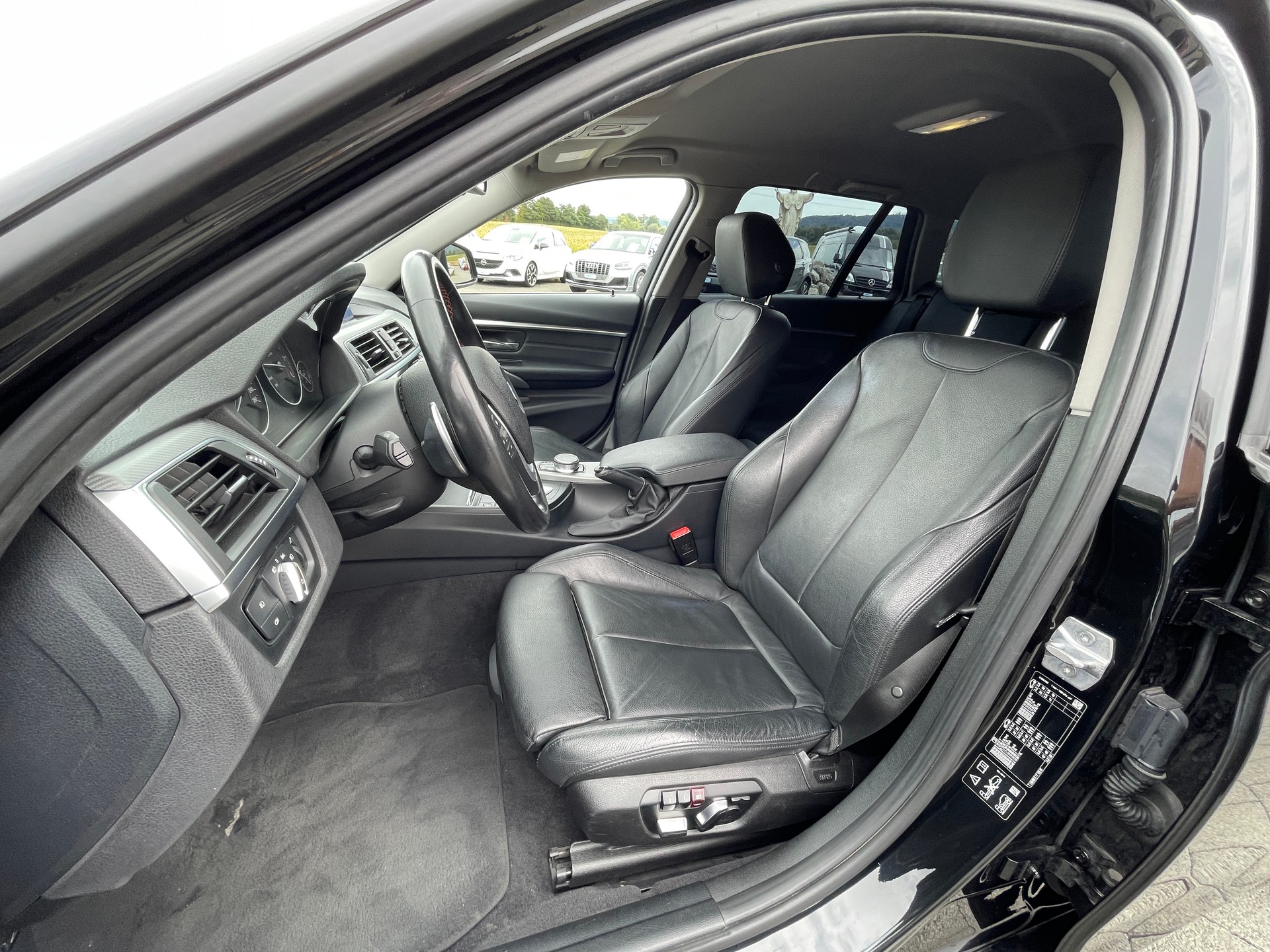 BMW 320d xDrive Touring Steptronic-image-12
